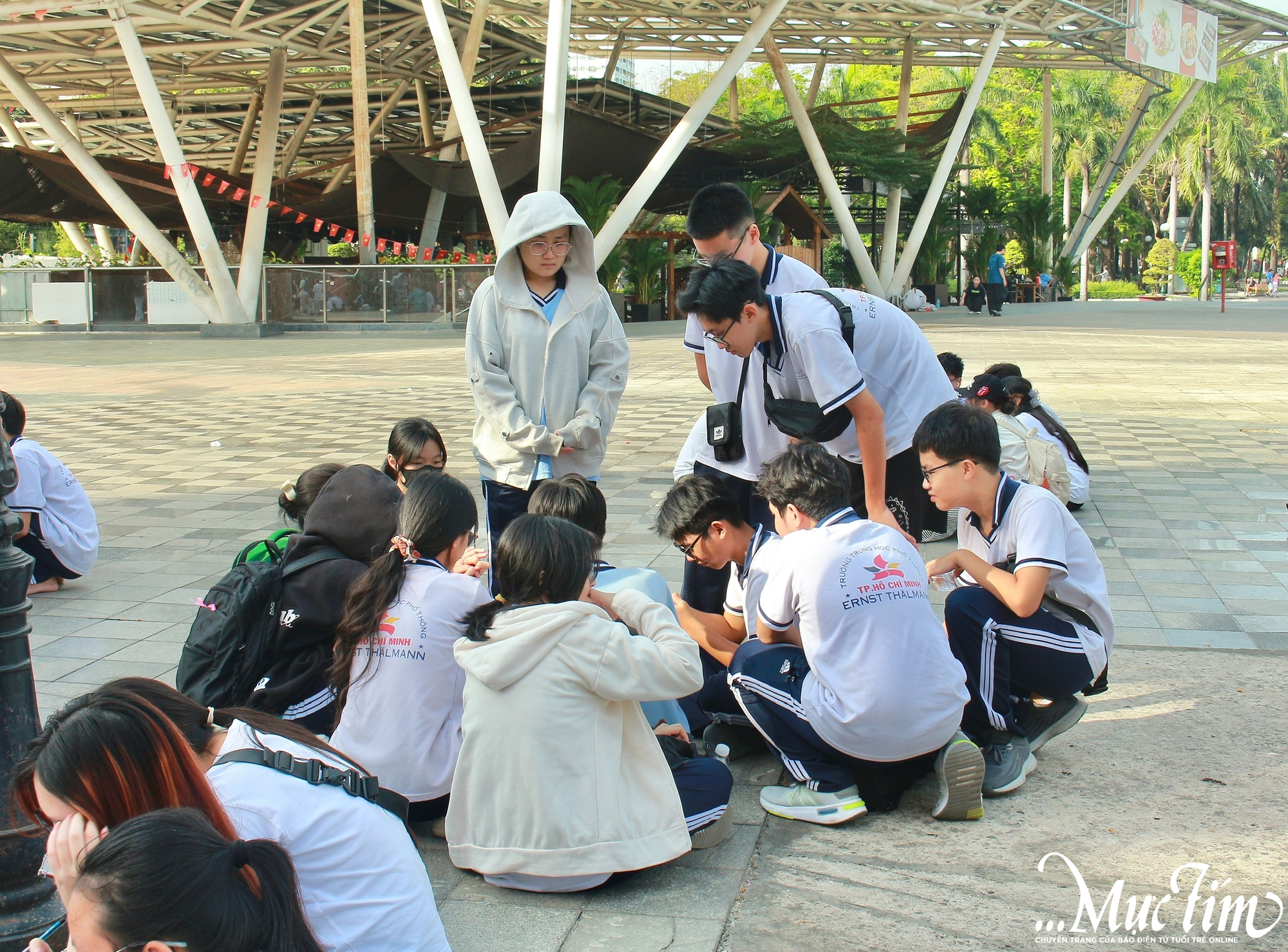 Hàng trăm học sinh đi xe buýt, tham gia trạm thử thách quanh thành phố - Ảnh 2.