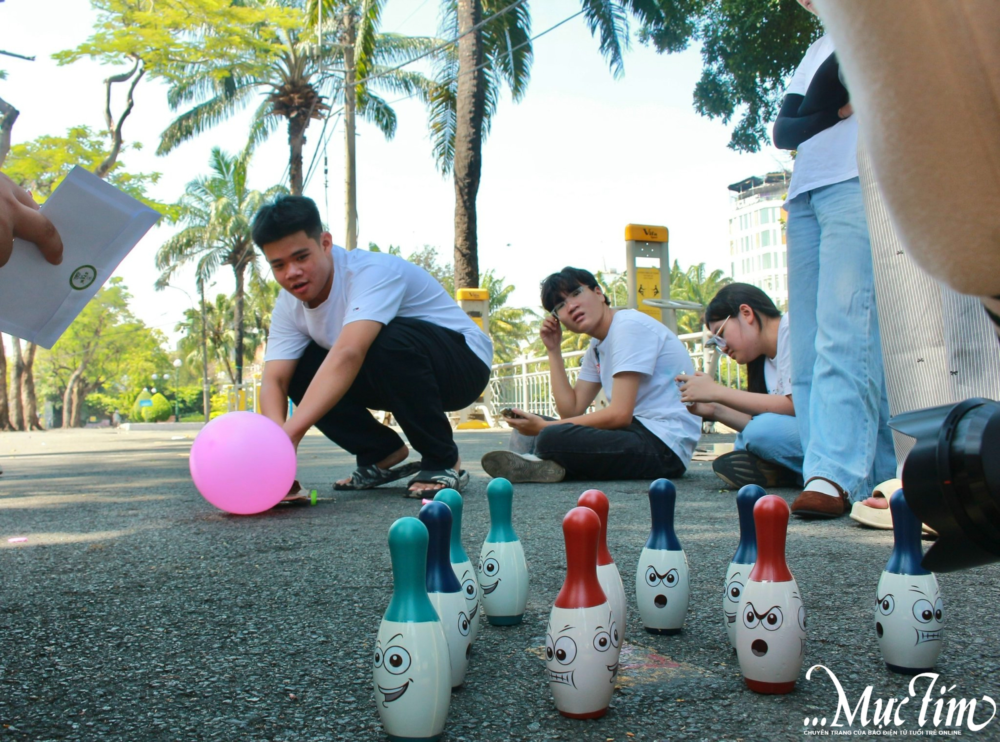 Hàng trăm học sinh đi xe buýt, tham gia trạm thử thách quanh thành phố - Ảnh 9.