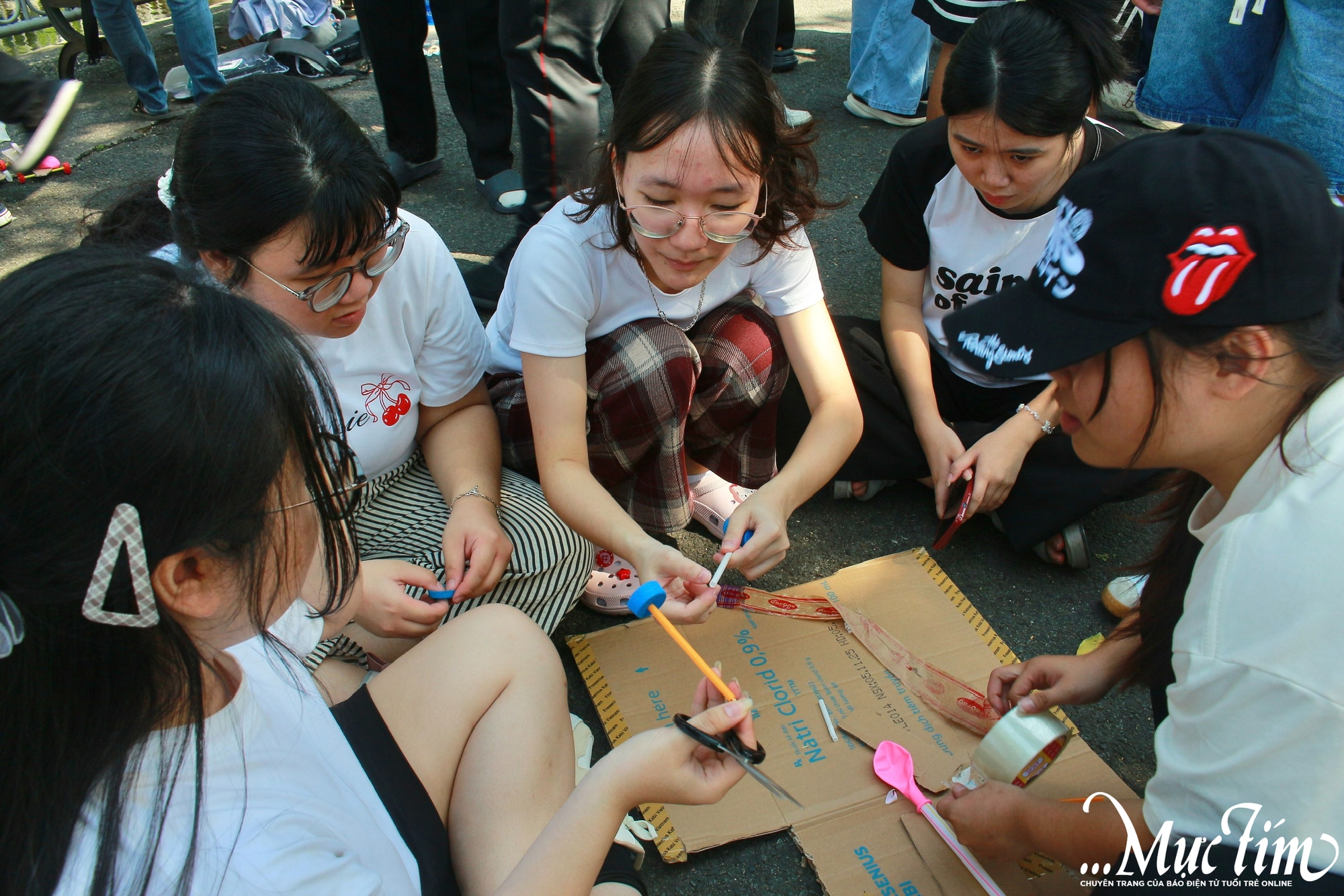 Hàng trăm học sinh đi xe buýt, tham gia trạm thử thách quanh thành phố - Ảnh 10.