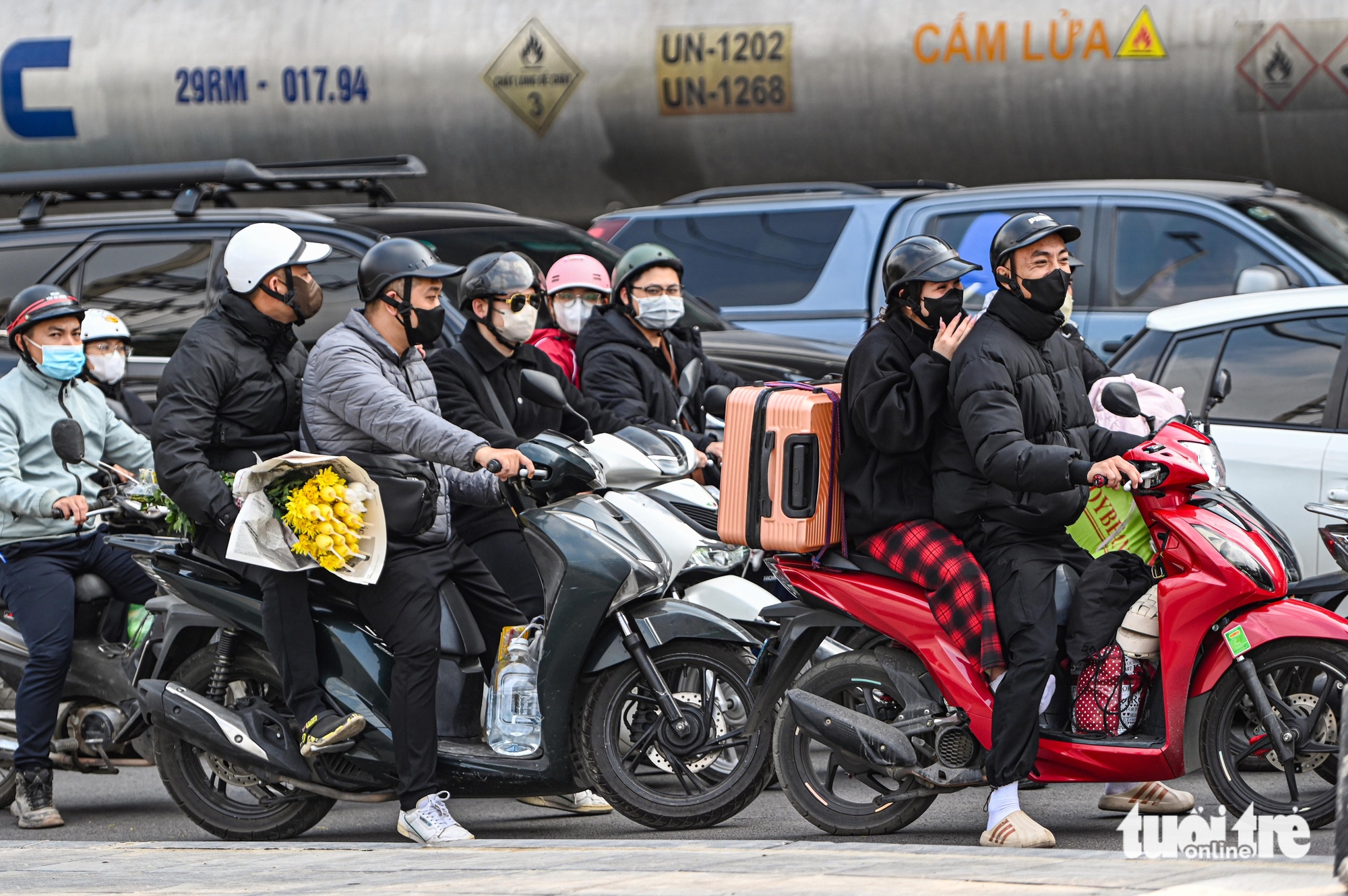 Xe ùn ùn dồn về cửa ngõ Hà Nội trong ngày cuối nghỉ Tết dương lịch - Ảnh 6.