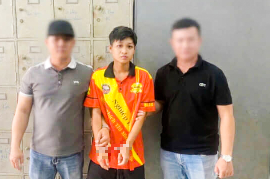 Giả trai để trốn truy nã sau khi trộm vàng người yêu đồng giới - Ảnh 1.