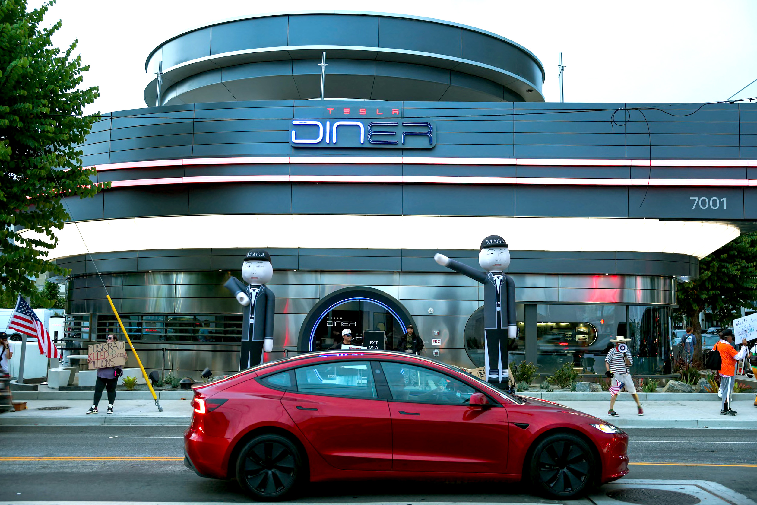 Nhà hàng Tesla Diner vắng vẻ như 'thành phố ma' - Ảnh 1.