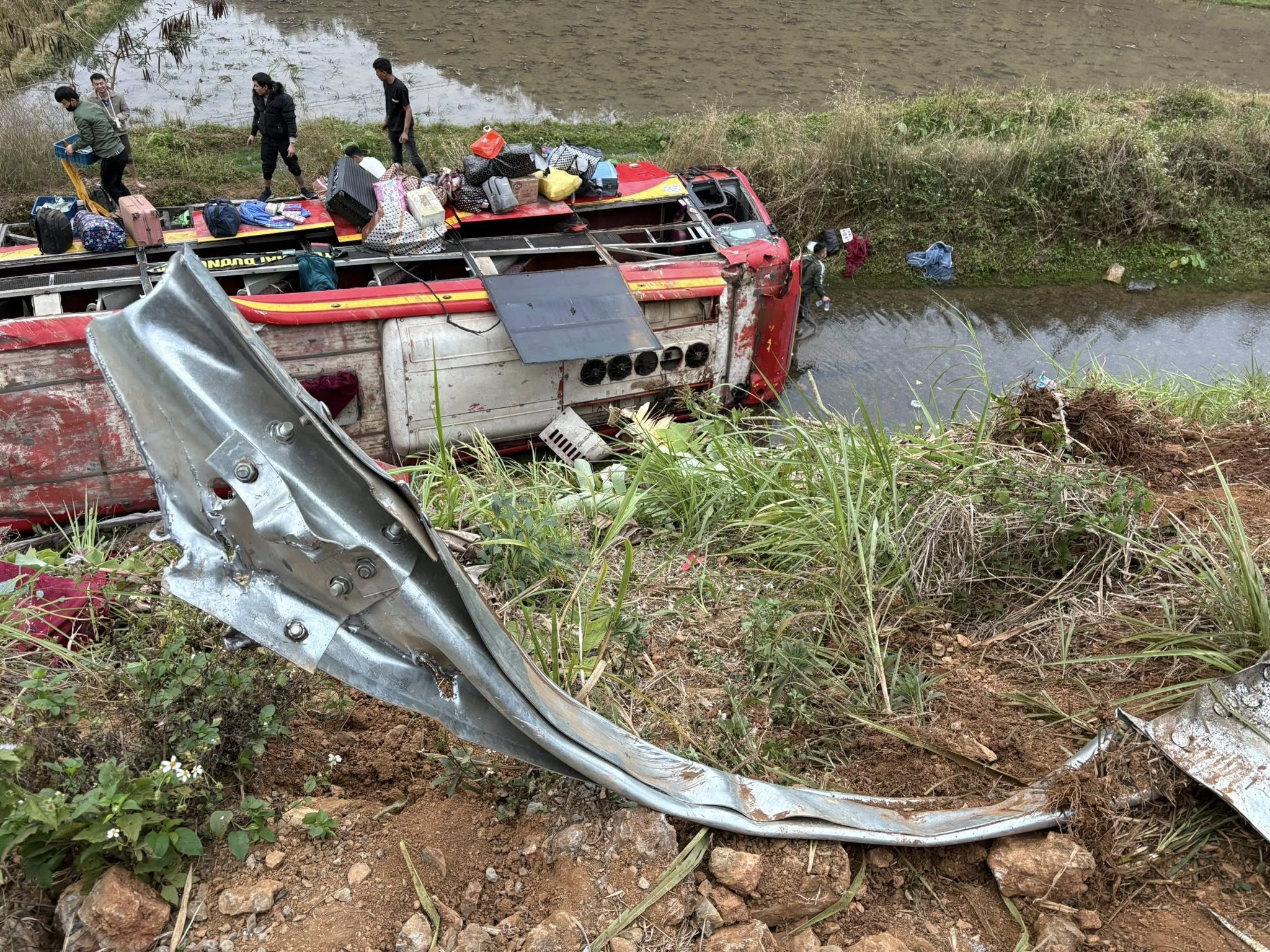 xe khách - Ảnh 3.