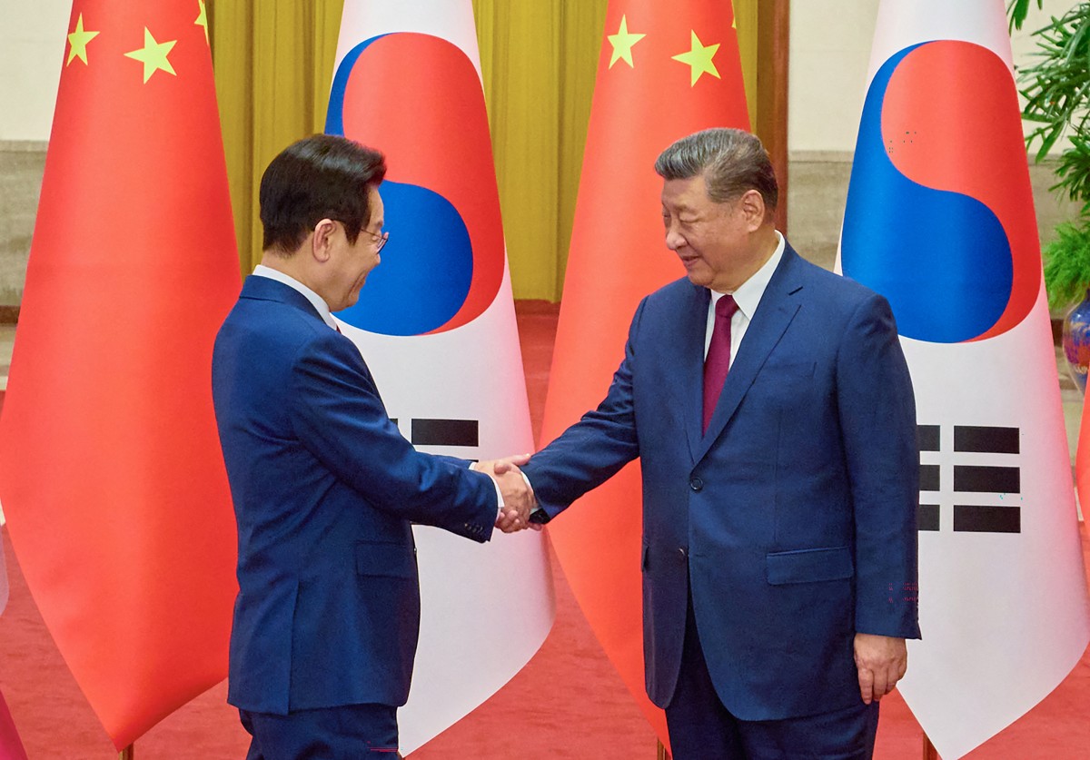 Tổng thống Hàn Quốc tới Bắc Kinh và cái bắt tay với ông Tập - Ảnh 1.