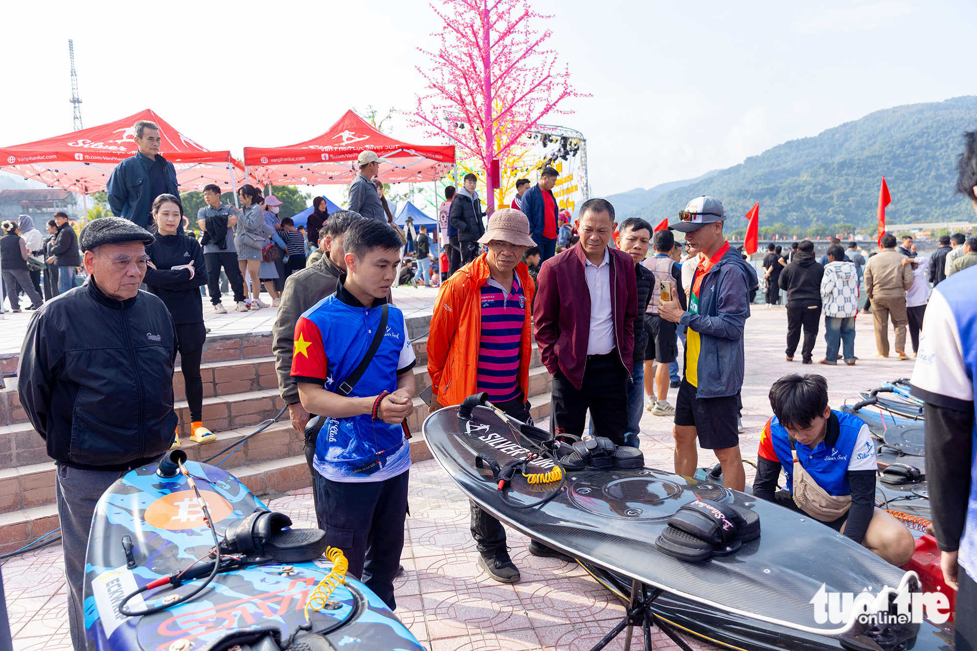Vietnam jetboard championship features national flag display on Da River - Ảnh 2.