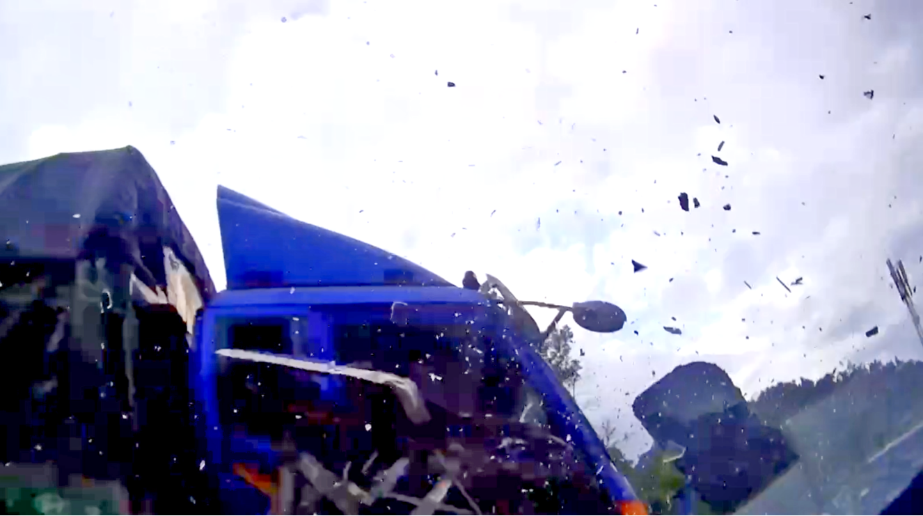 Khoảnh khắc thót tim: Camera hành trình ghi lại vụ tông xe liên hoàn trên cao tốc La Sơn - Hòa Liên - Ảnh 1.