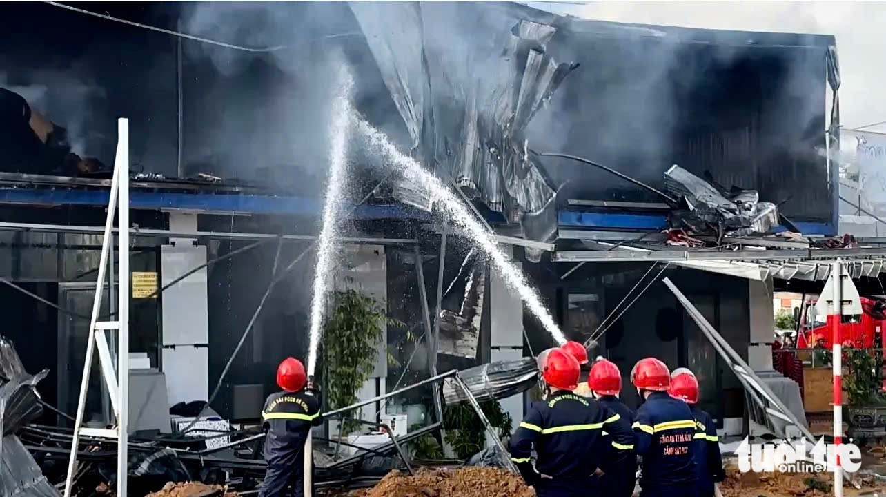 Cửa hàng vật liệu xây dựng ở Đà Nẵng bốc cháy, khói đen cuồn cuộn - Ảnh 4.