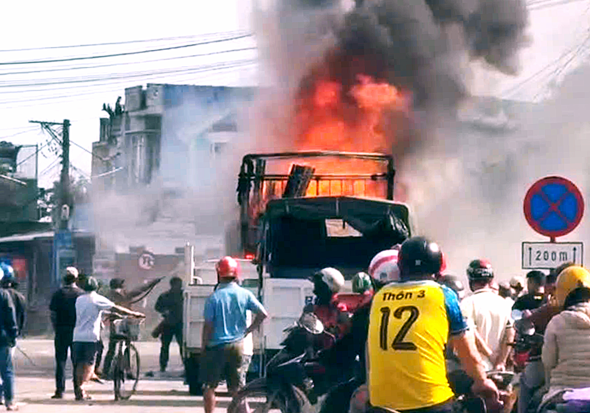 Xe tải đang chạy trên quốc lộ 1 bốc cháy dữ dội - Ảnh 1.