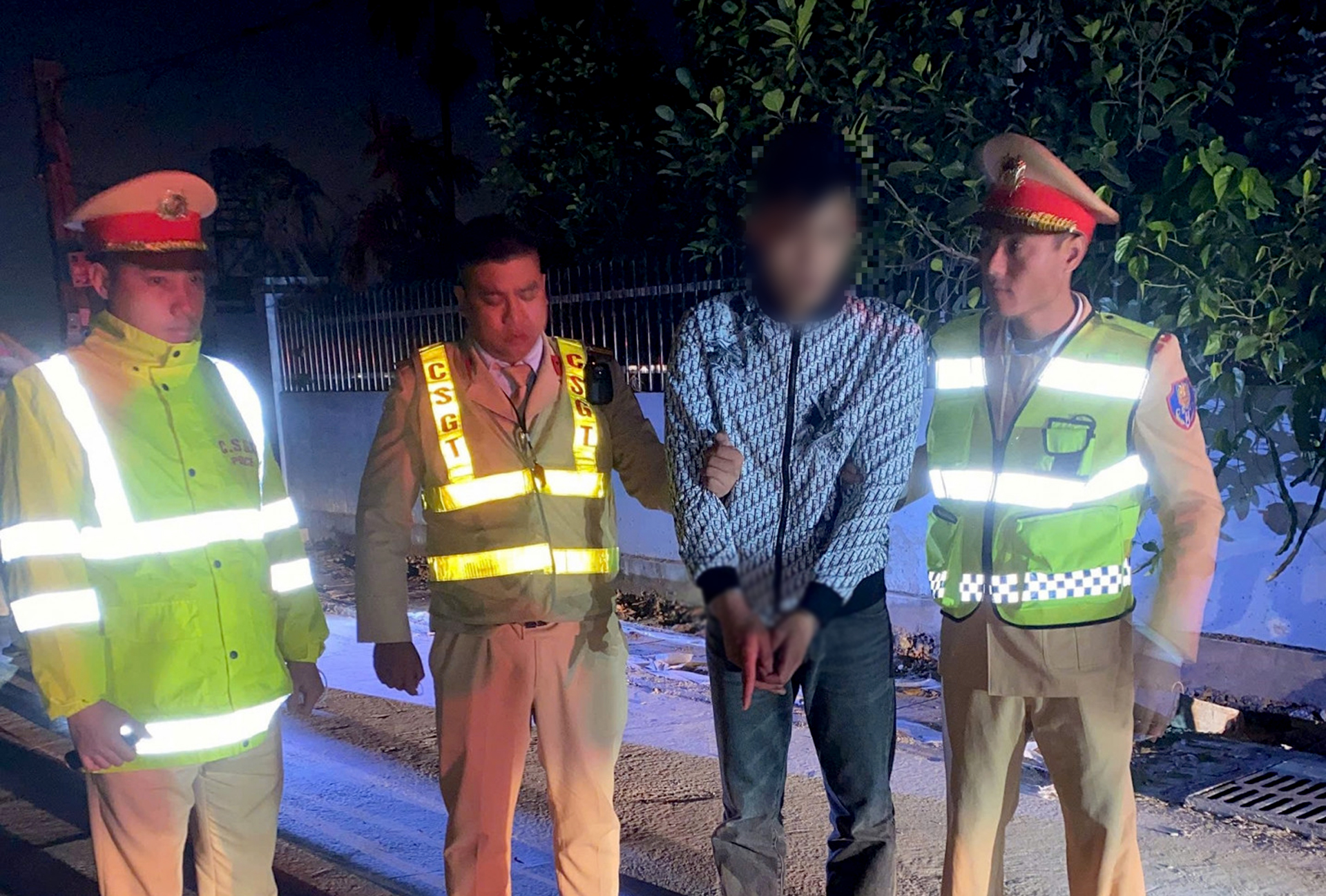 Phê ma túy, tài xế không chấp hành hiệu lệnh, ép xe cảnh sát để bỏ chạy - Ảnh 1.