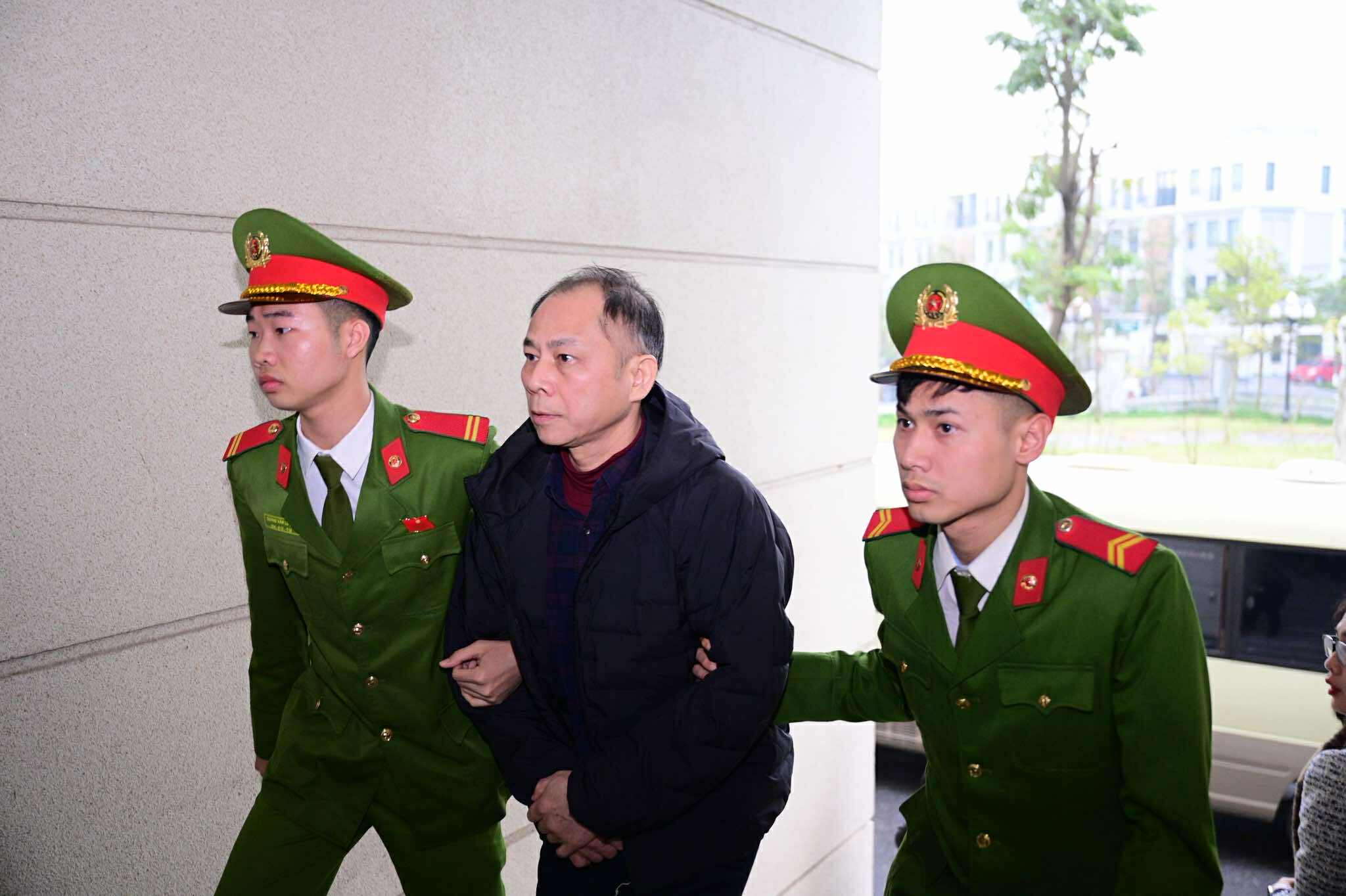 Hình ảnh hai cựu cục trưởng cùng 32 cán bộ Cục An toàn thực phẩm bị xét xử vụ nhận hơn 100 tỉ - Ảnh 9.