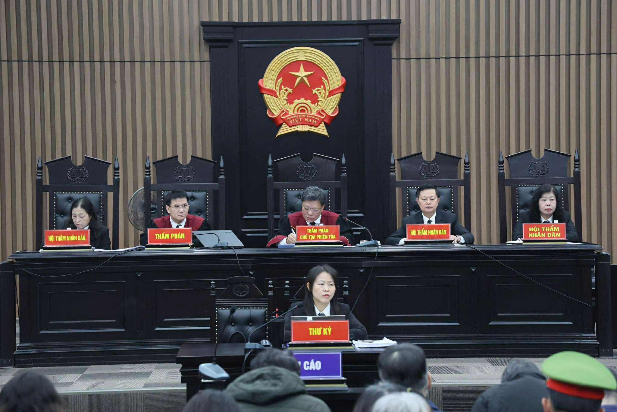 Hình ảnh hai cựu cục trưởng cùng 32 cán bộ Cục An toàn thực phẩm bị xét xử vụ nhận hơn 100 tỉ - Ảnh 11.