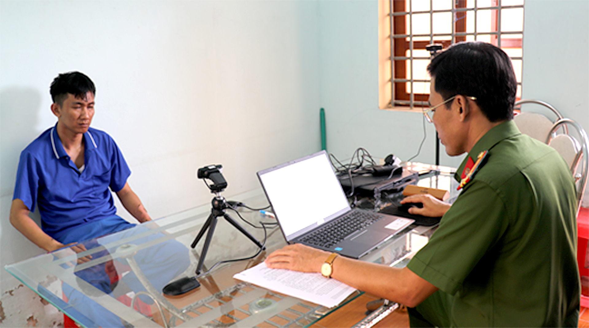 Thanh niên đâm chết bảo vệ Bệnh viện Đa khoa Vĩnh Long khai gì? - Ảnh 1.