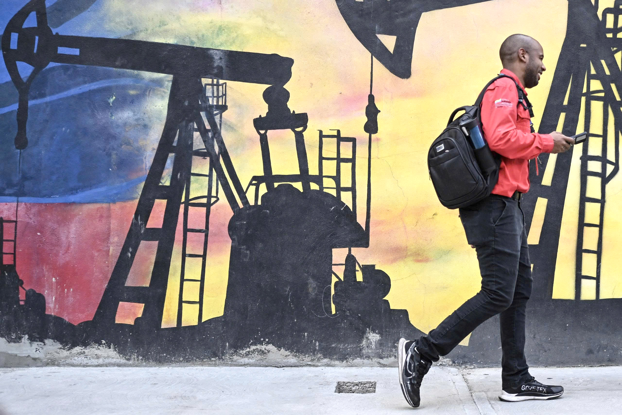 Giá dầu sau cú sốc Venezuela - Ảnh 1.