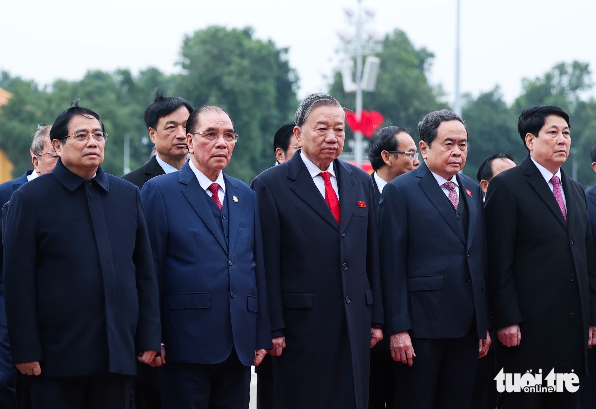 Lãnh đạo Đảng, Nhà nước vào lăng viếng Chủ tịch Hồ Chí Minh dịp kỷ niệm 80 năm Ngày Tổng tuyển cử - Ảnh 1.