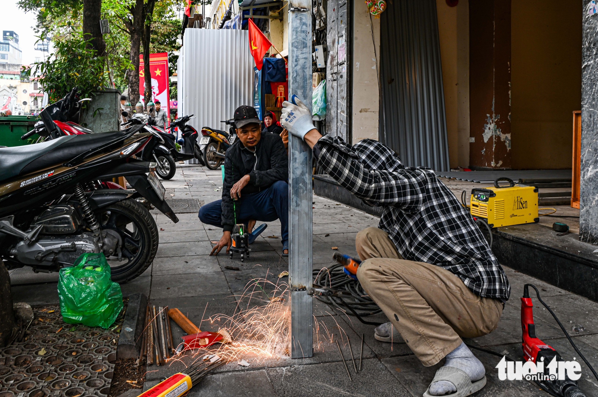 Hanoi residents move out as work begins on public square east of Hoan Kiem Lake- Ảnh 14.