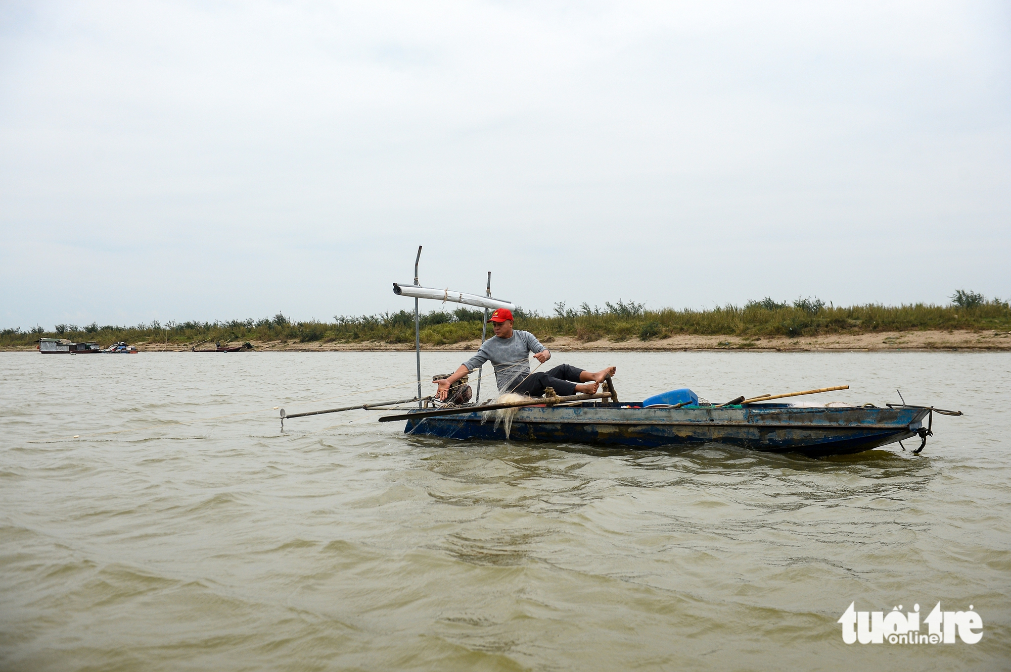 Thả lưới mưu sinh trên sông Hồng giữa giá lạnh 14°C - Ảnh 1.