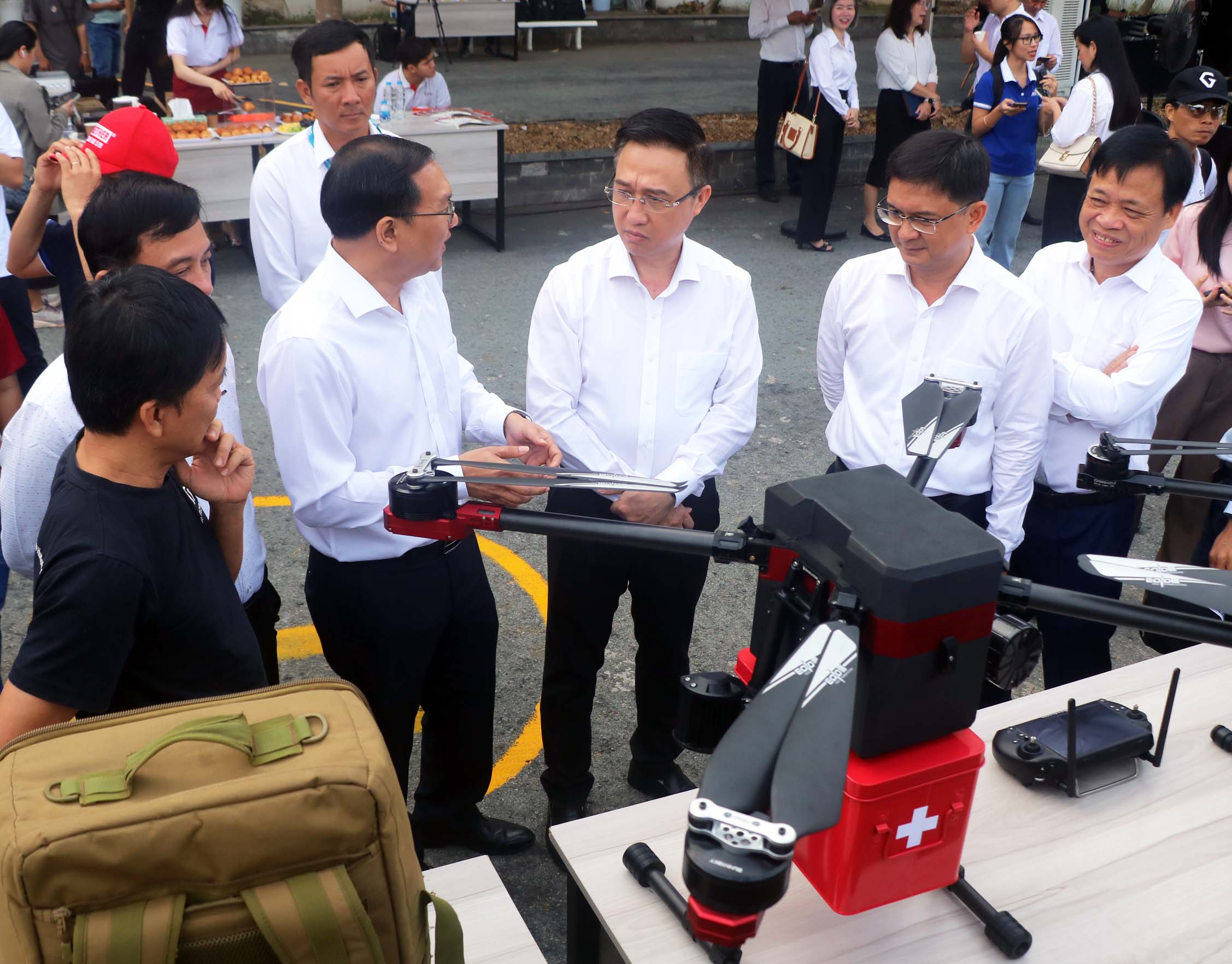 UAVs begin controlled delivery trials at Ho Chi Minh City high-tech park - Ảnh 6.