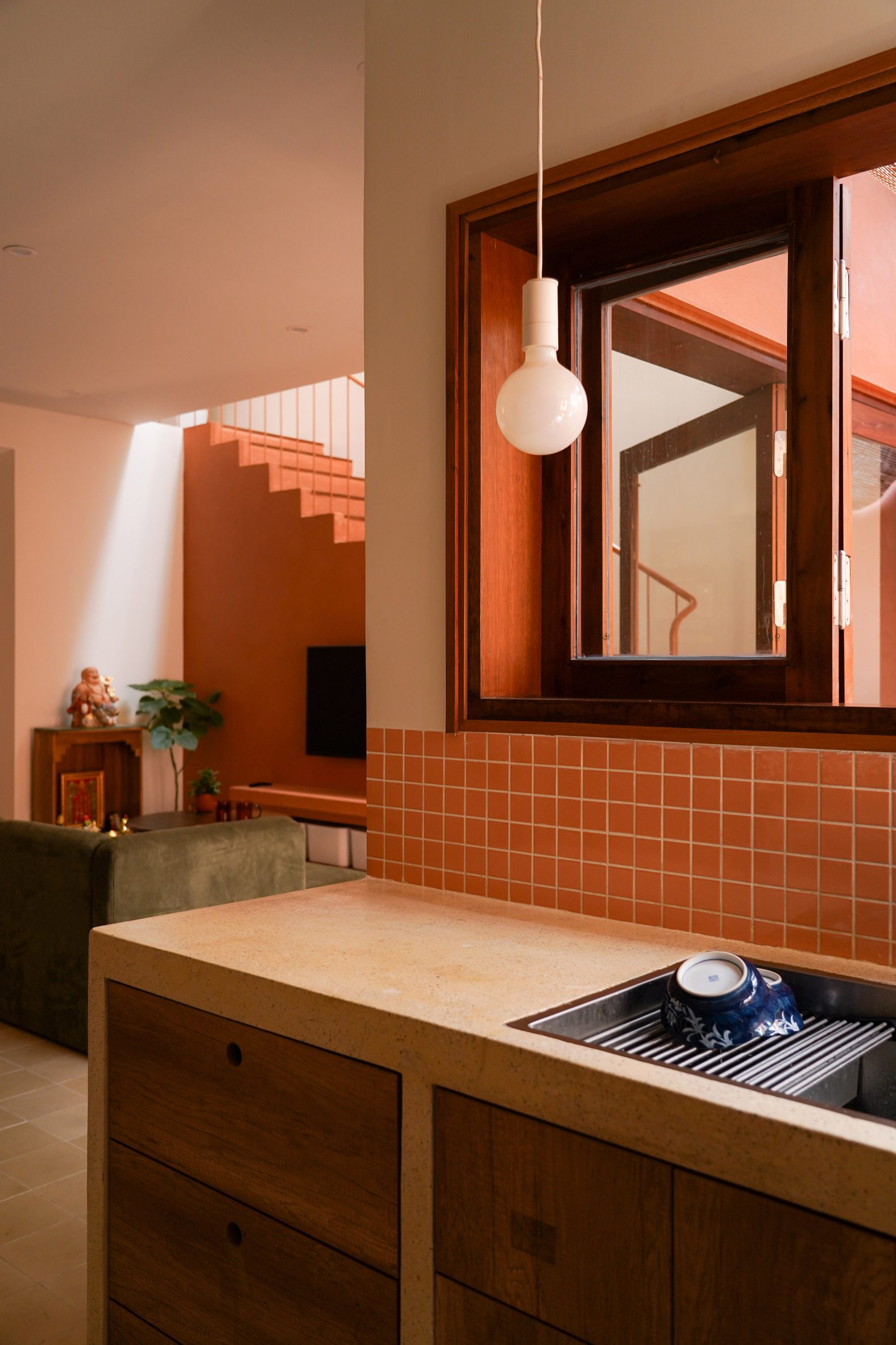 Ngôi nhà đa thế hệ ở Việt Nam vào top 5 nhà đẹp nhất tháng 12-2025 của tạp chí kiến trúc Anh - Ảnh 8.