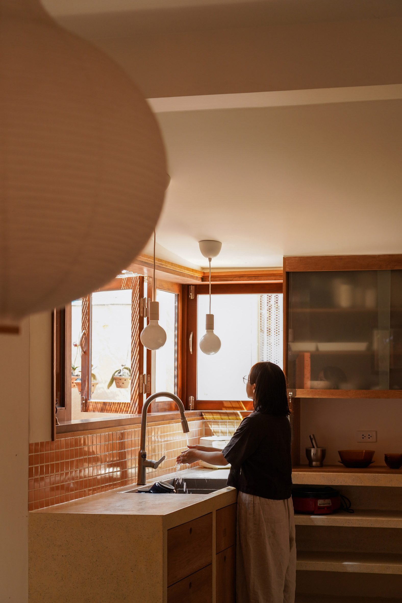 Ngôi nhà đa thế hệ ở Việt Nam vào top 5 nhà đẹp nhất tháng 12-2025 của tạp chí kiến trúc Anh - Ảnh 16.