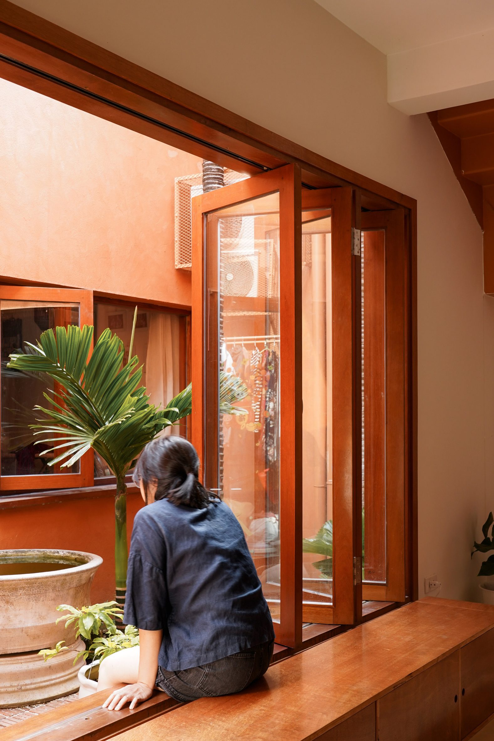 Ngôi nhà đa thế hệ ở Việt Nam vào top 5 nhà đẹp nhất tháng 12-2025 của tạp chí kiến trúc Anh - Ảnh 12.