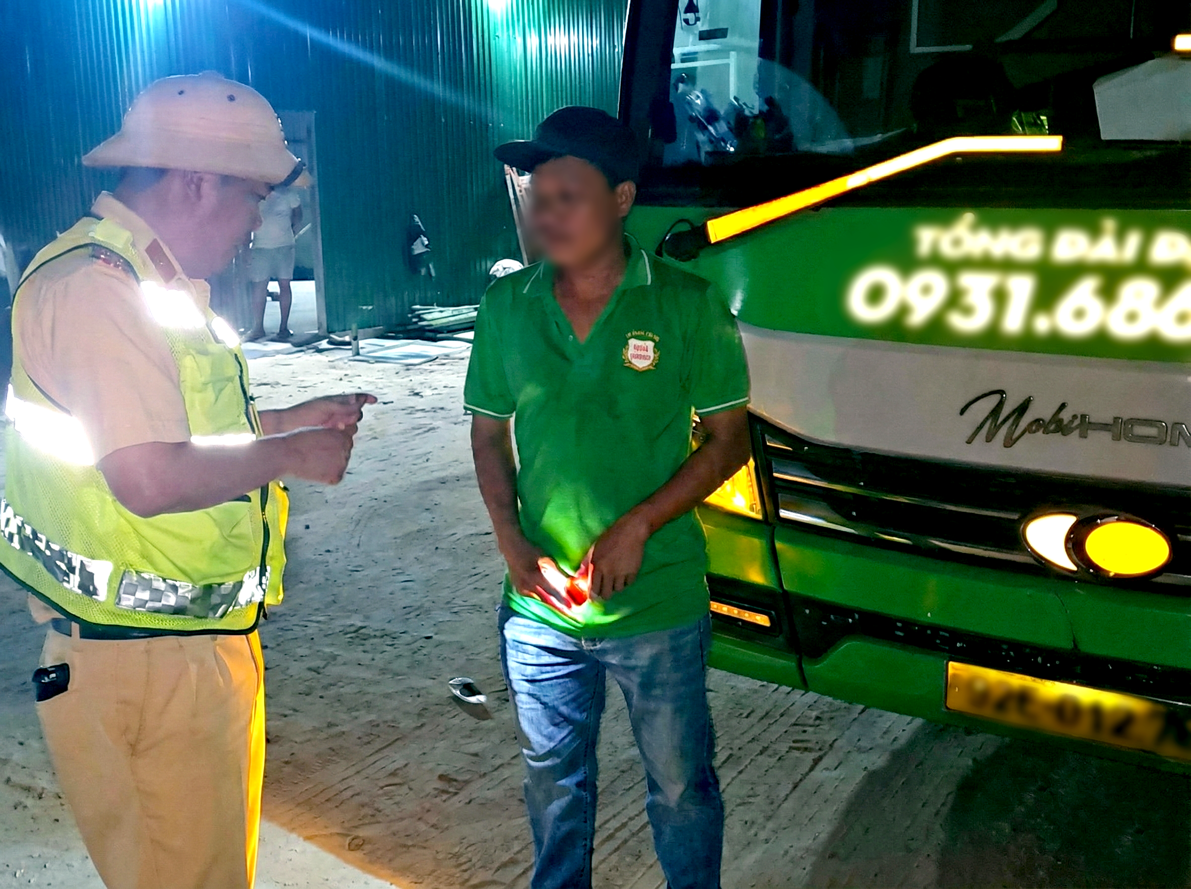 Xử phạt tài xế và chủ xe khách gần 90 triệu đồng vì không có giấy phép lái xe, hợp đồng - Ảnh 1.