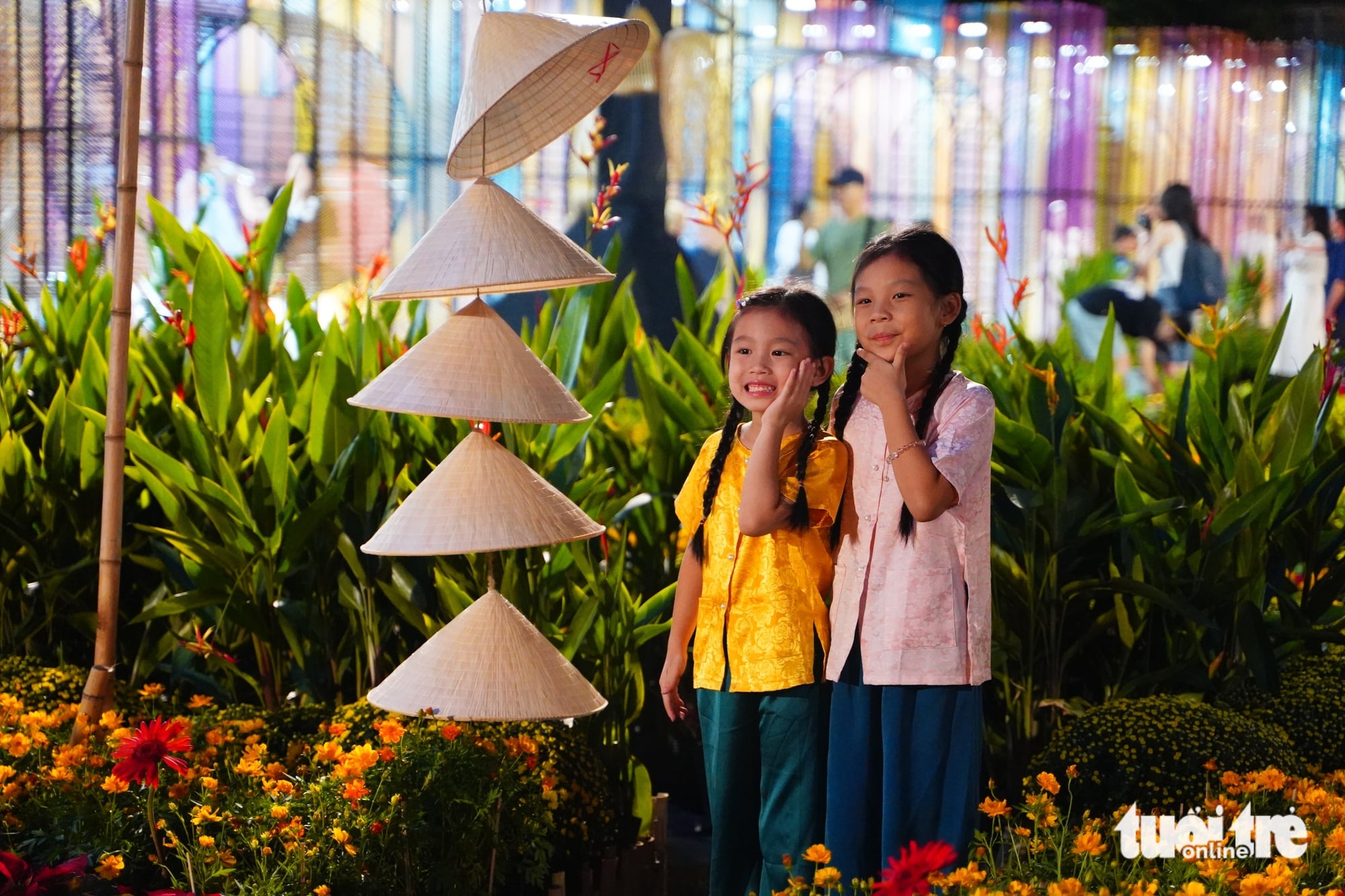 In photos: Ho Chi Minh City blooms with new year decorations- Ảnh 2.