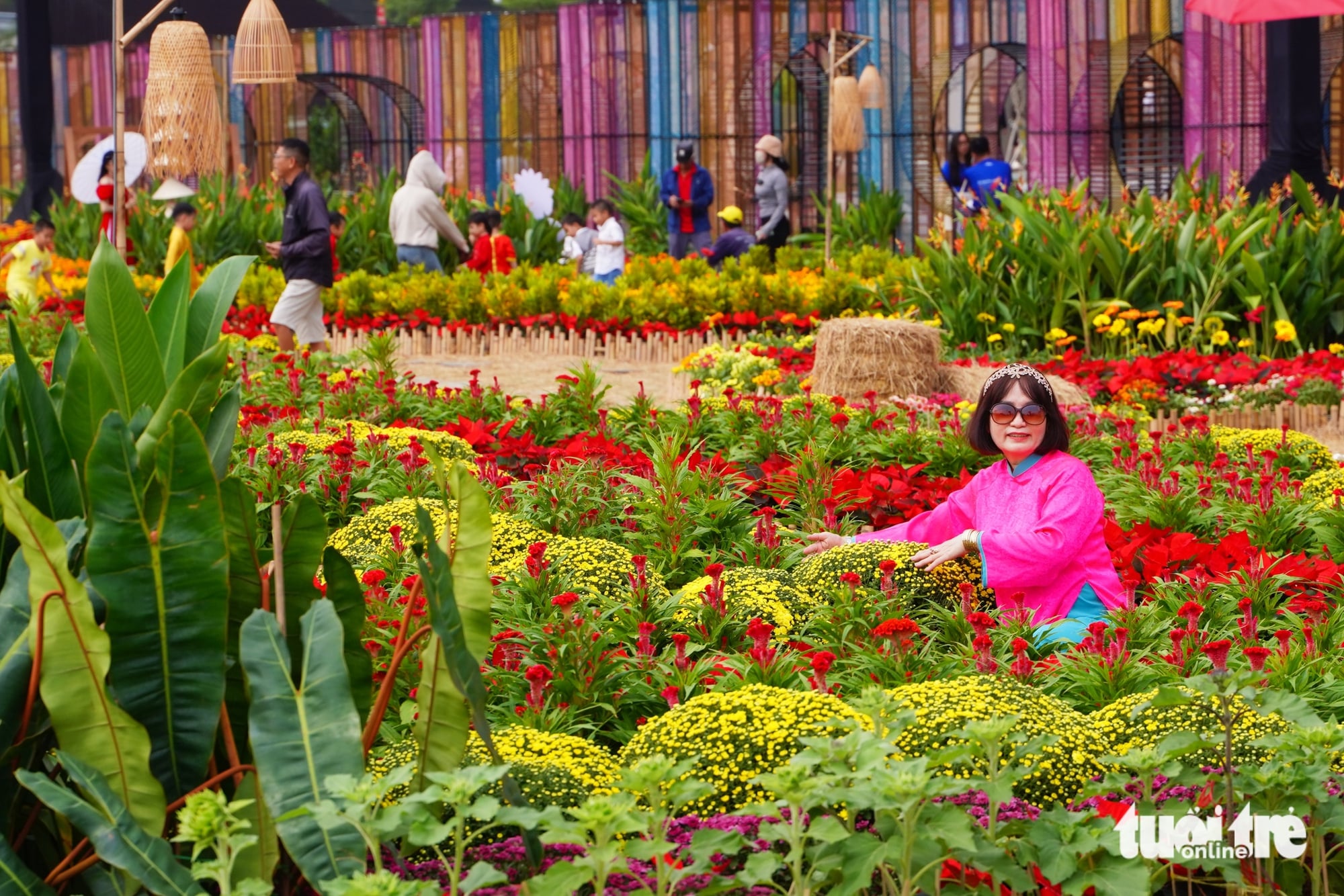 In photos: Ho Chi Minh City blooms with new year decorations- Ảnh 1.
