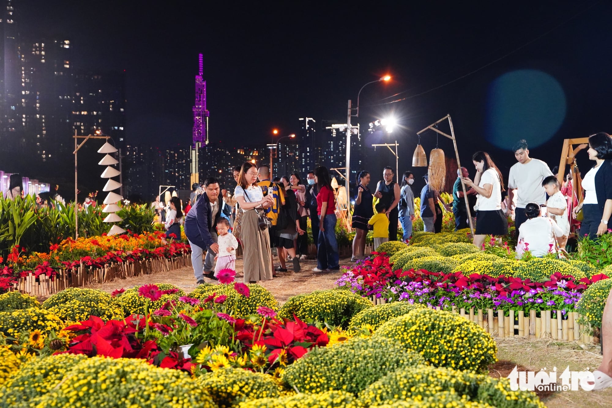 In photos: Ho Chi Minh City blooms with new year decorations- Ảnh 3.