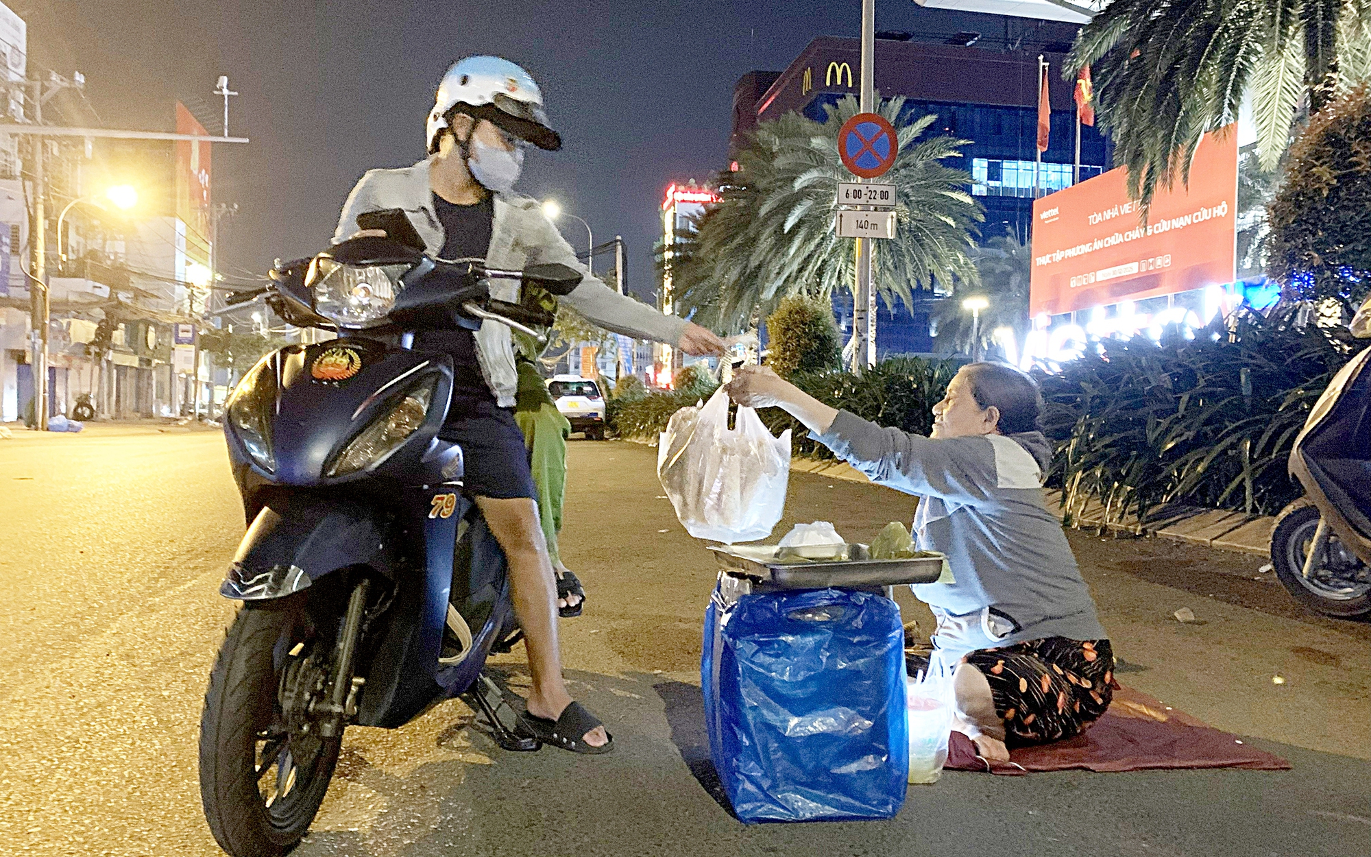 Khách Tây bối rối không sang đường được, tài xế Việt ra tay giúp khiến thế giới phải khen nức nở - Ảnh 1.