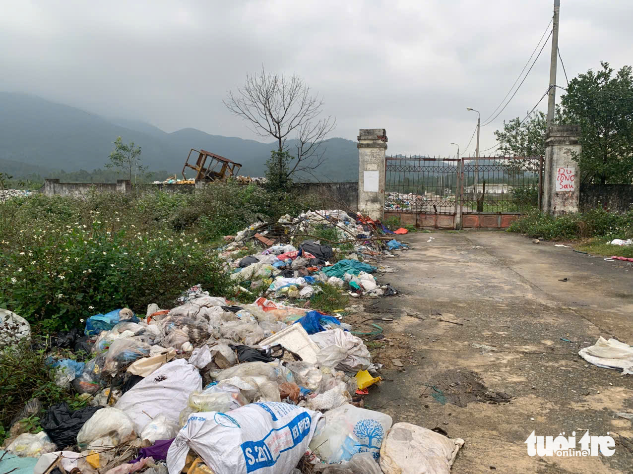 Bãi rác 'chất cao như núi' vẫn phải tiếp nhận rác dù đã hết hạn hoạt ...
