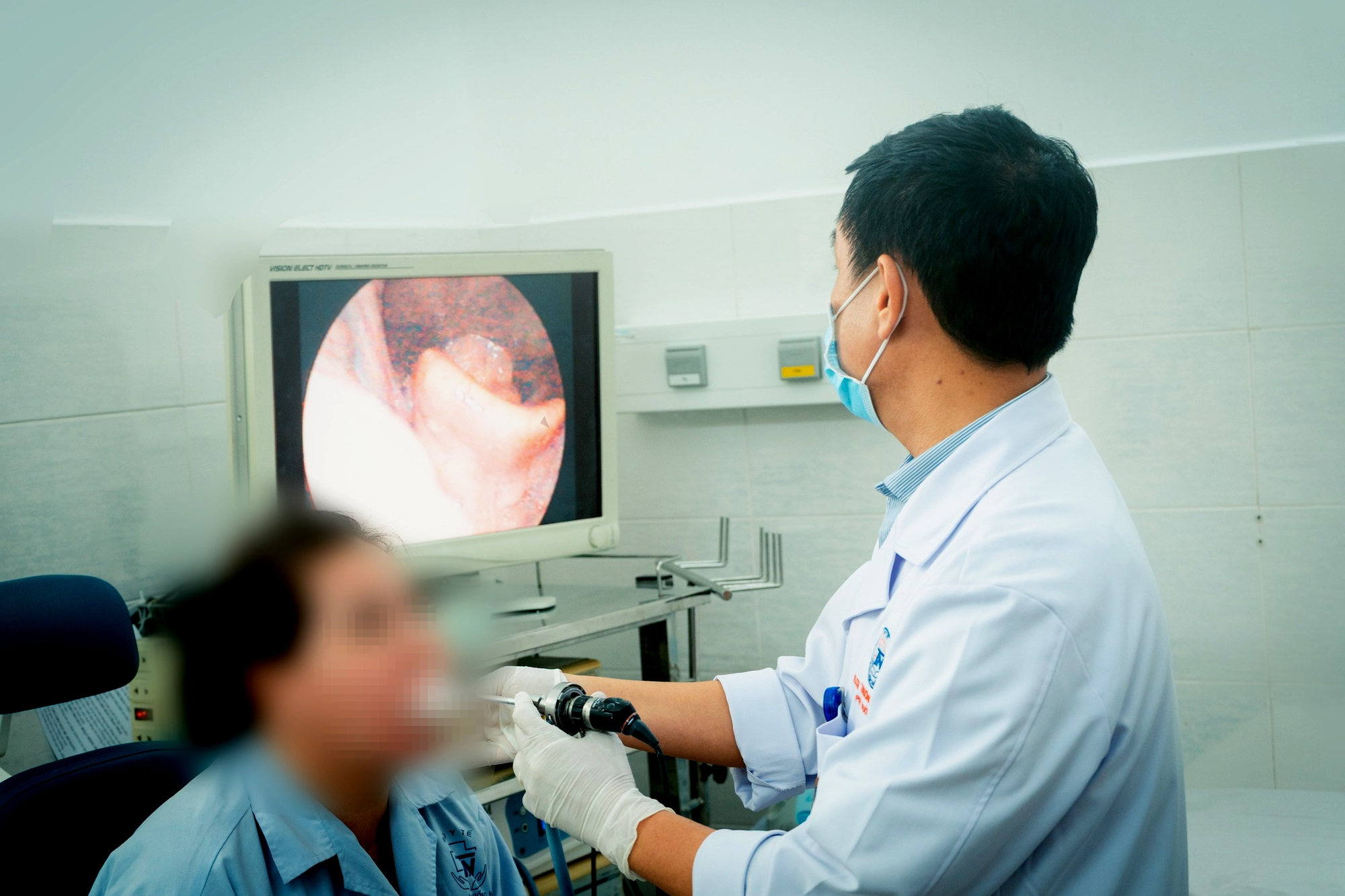 Ngậm nhiều C sủi chữa hóc xương cá, nữ bệnh nhân bị bỏng niêm mạc họng - Ảnh 1.