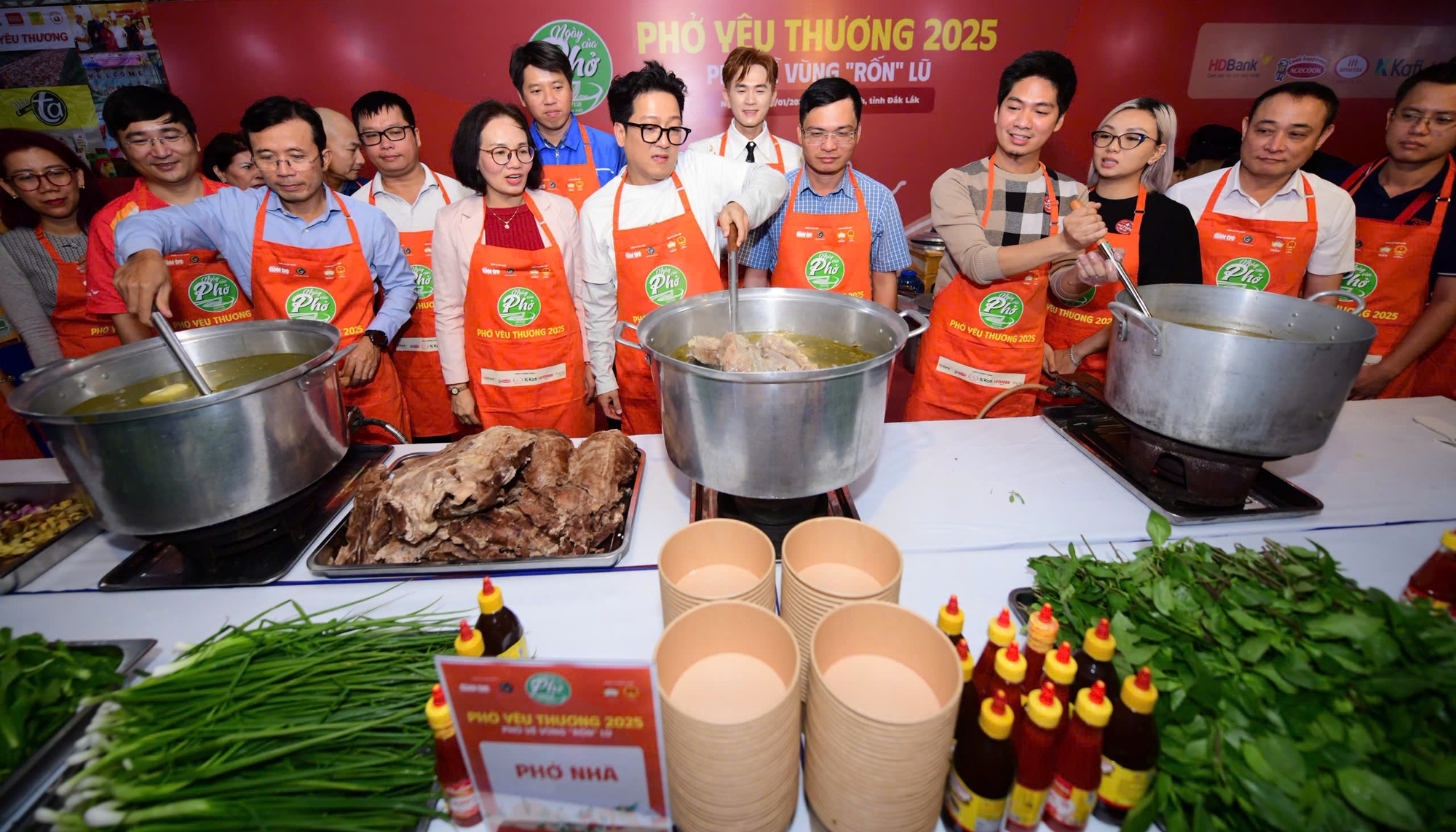 Phở yêu thương nổi lửa giữa vùng rốn lũ Hòa Thịnh - Ảnh 1.