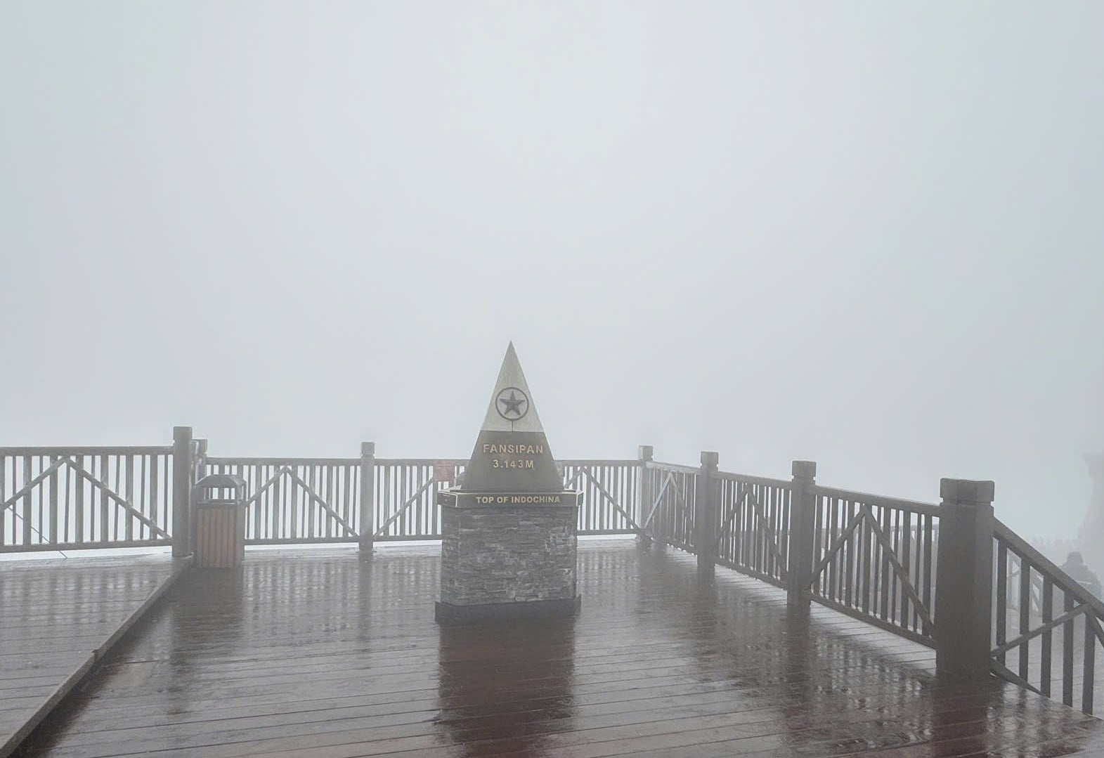 Fansipan plunges to -3°C as frost blankets Vietnam's highest peak- Ảnh 4. Fansipan plunges to -3°C as frost blankets Vietnam's highest peak- Ảnh 4.