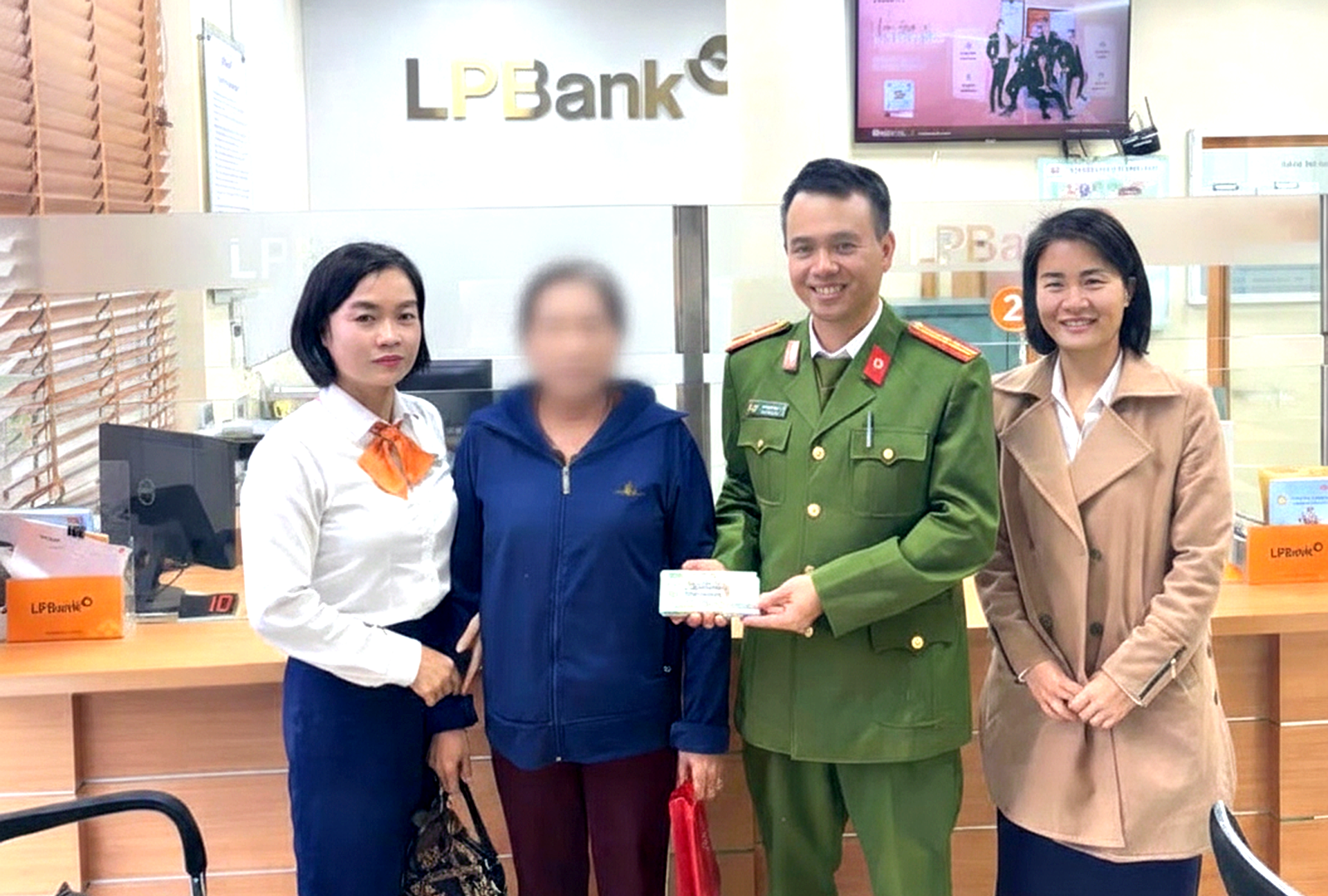 Ngăn chặn kịp thời vụ giả danh công an lừa đảo 160 triệu đồng - Ảnh 1.