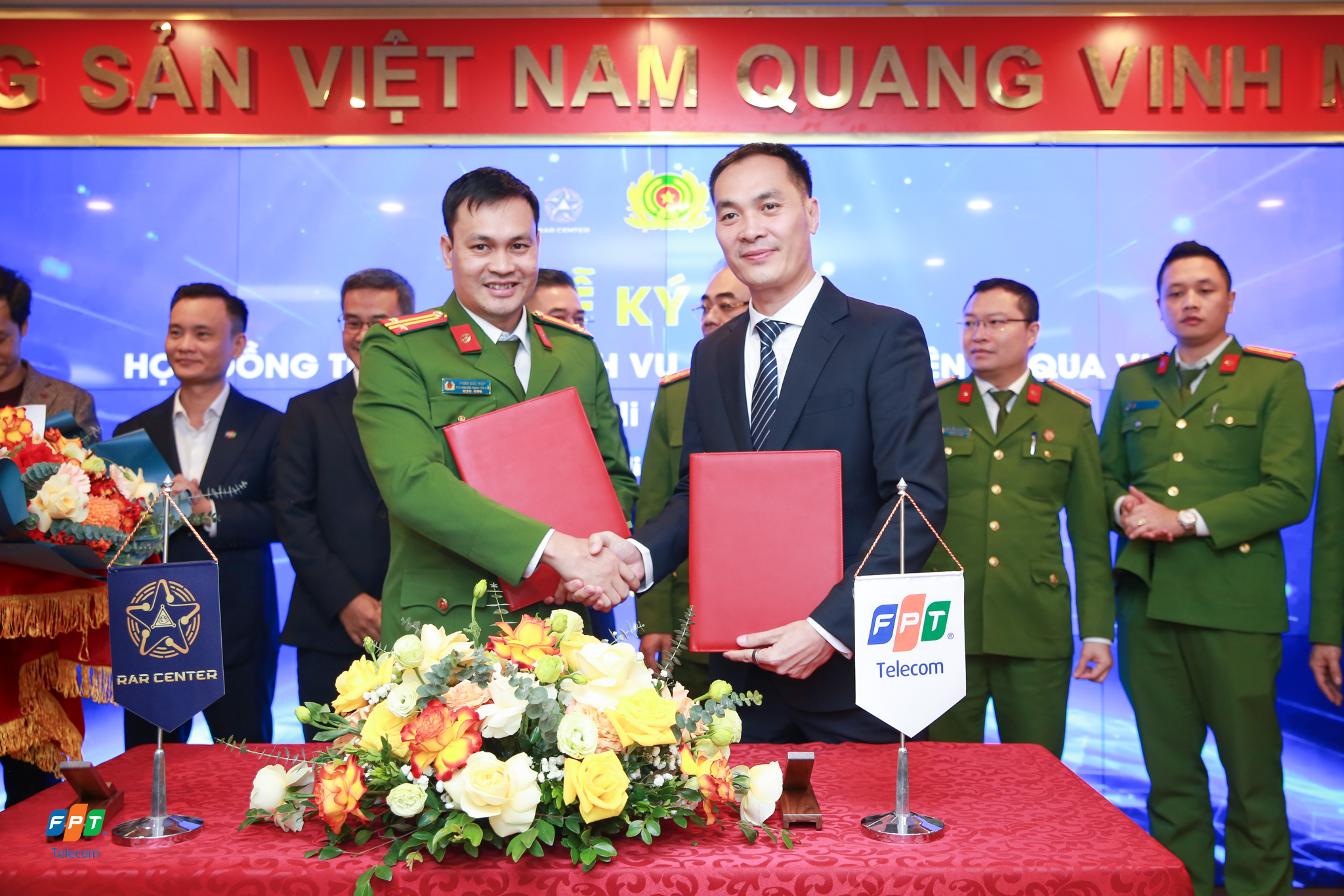 Dùng VNeID đăng ký dịch vụ Internet, truyền hình, camera - Ảnh 1. VNeID - Ảnh 1.