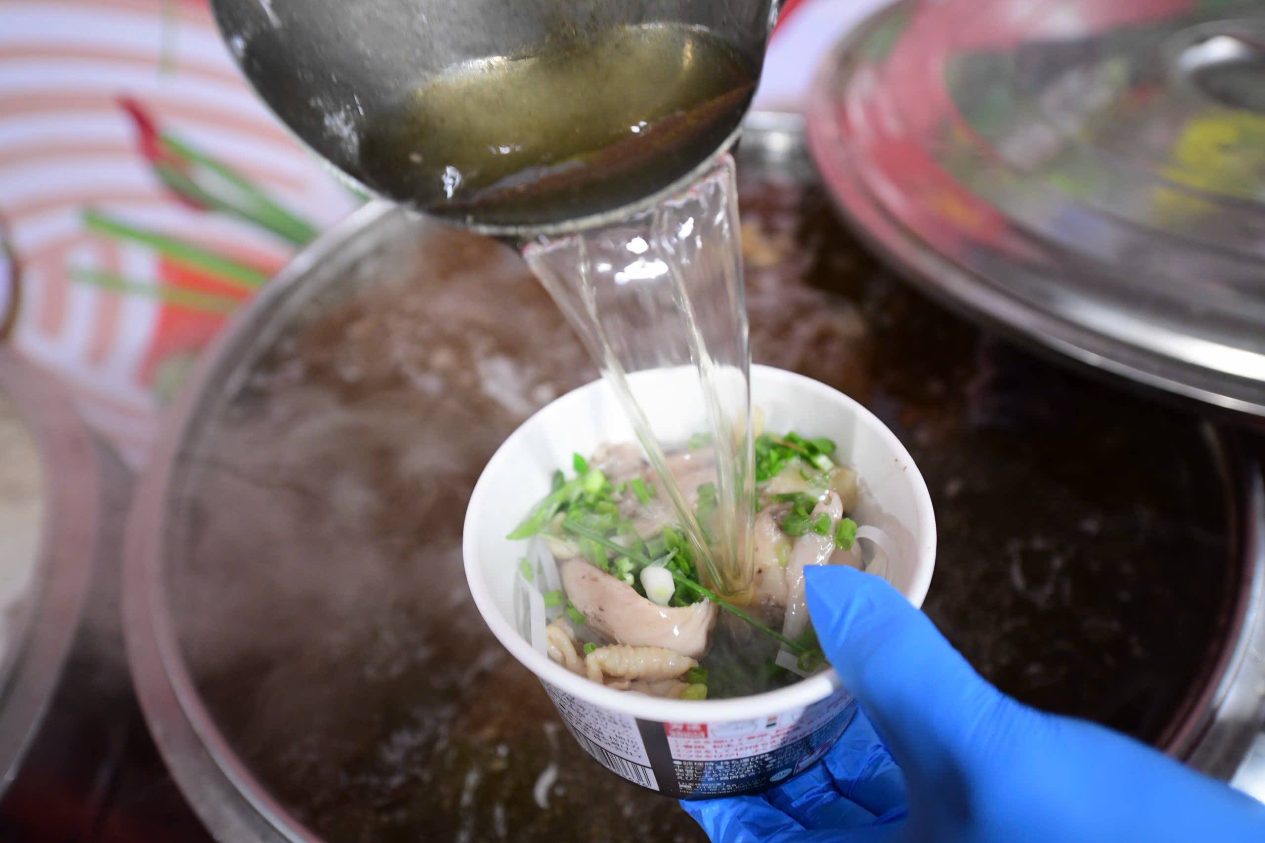 Đỏ lửa trong sớm rét mướt, phở nóng sẵn sàng cho trẻ em Hòa Thịnh - Ảnh 6.