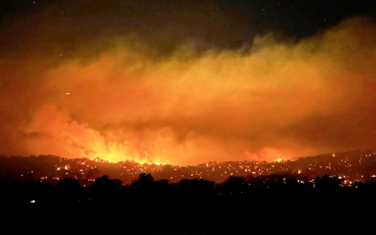 3 people missing as bushfires destroy homes in Australia's southeast - Ảnh 1.