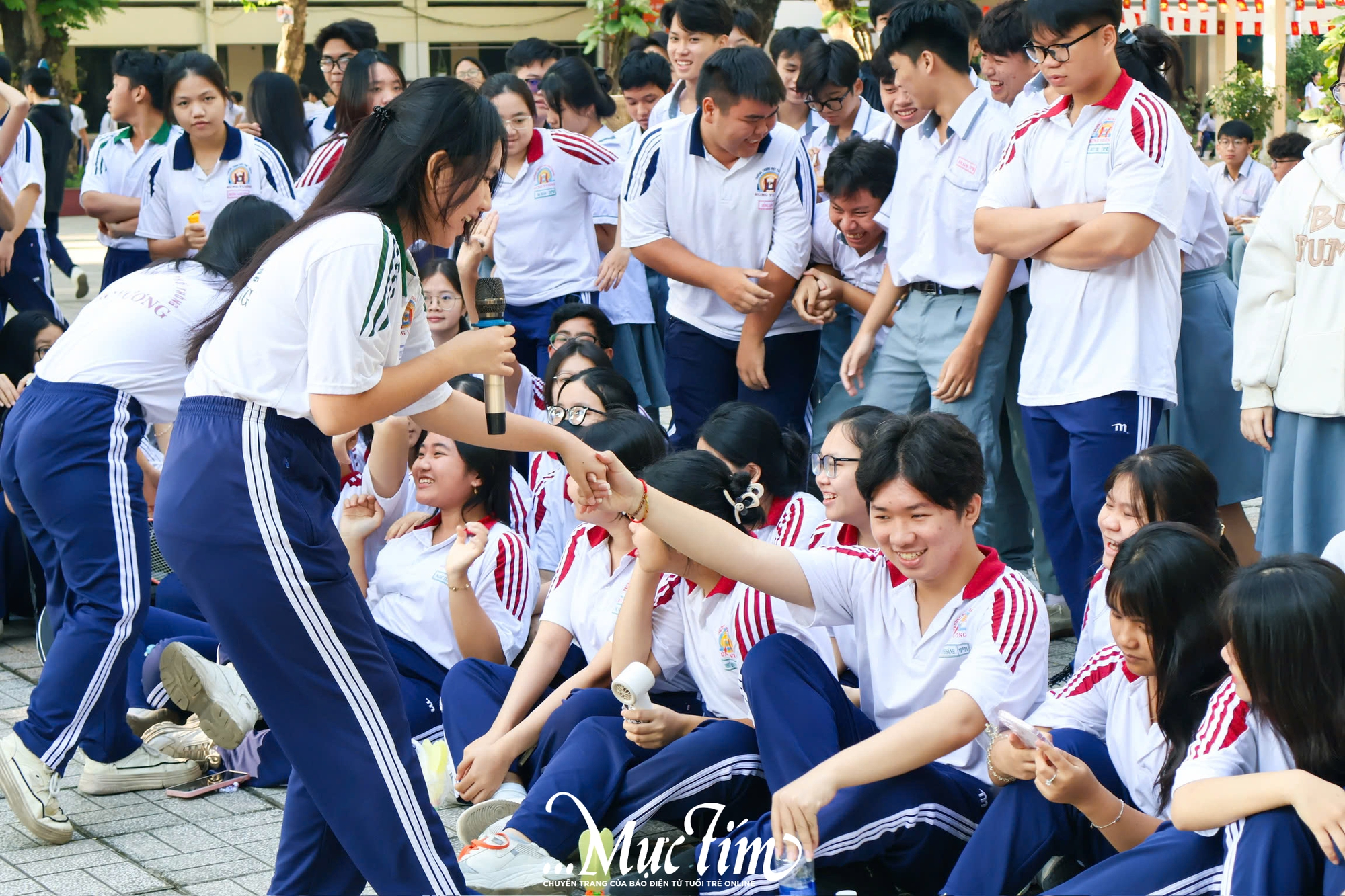 Học sinh Trường THPT Hùng Vương ‘Tiếp sức truyền thống’ trong giờ ra chơi vui vẻ - Ảnh 5.