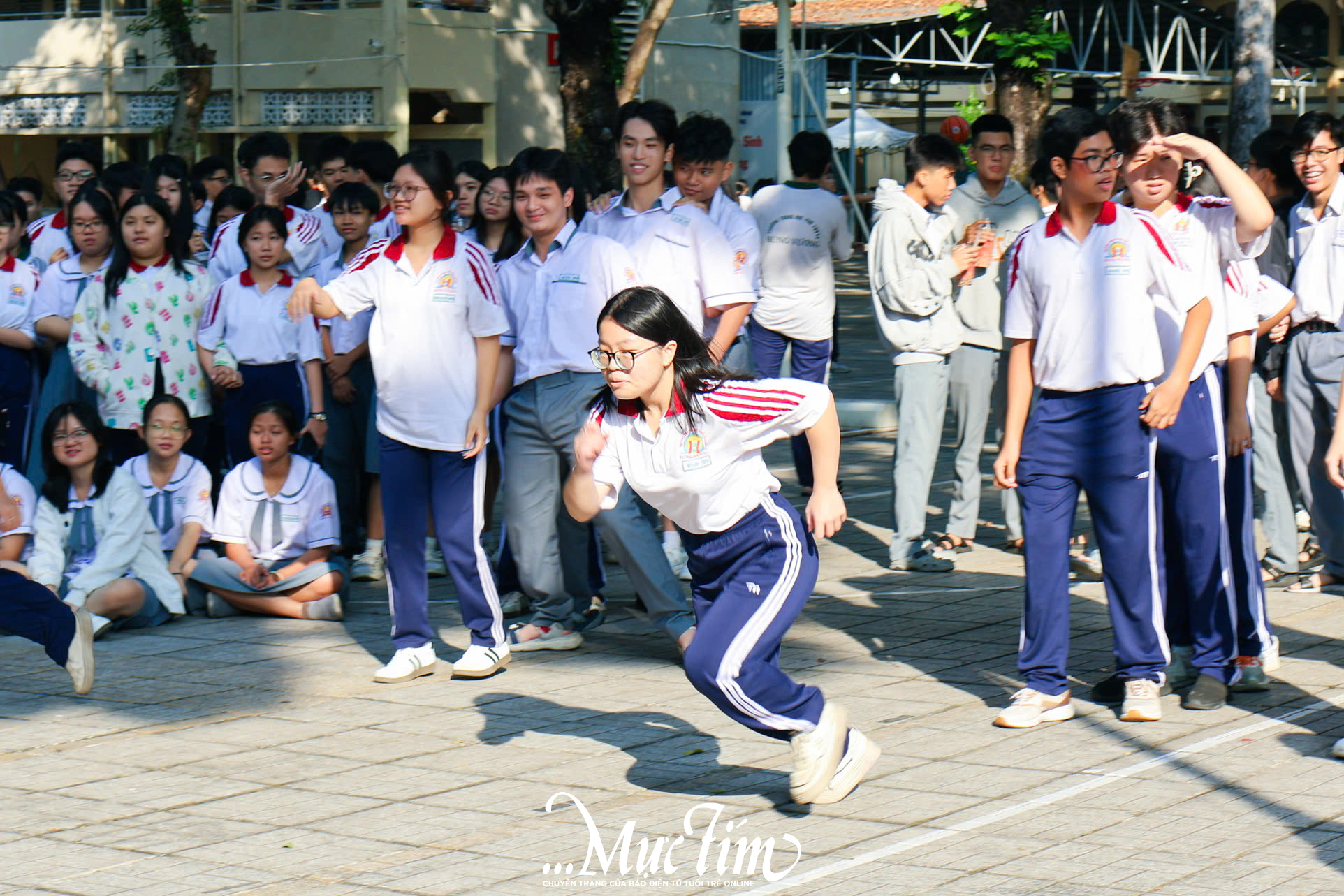 Học sinh Trường THPT Hùng Vương ‘Tiếp sức truyền thống’ trong giờ ra chơi vui vẻ - Ảnh 6.