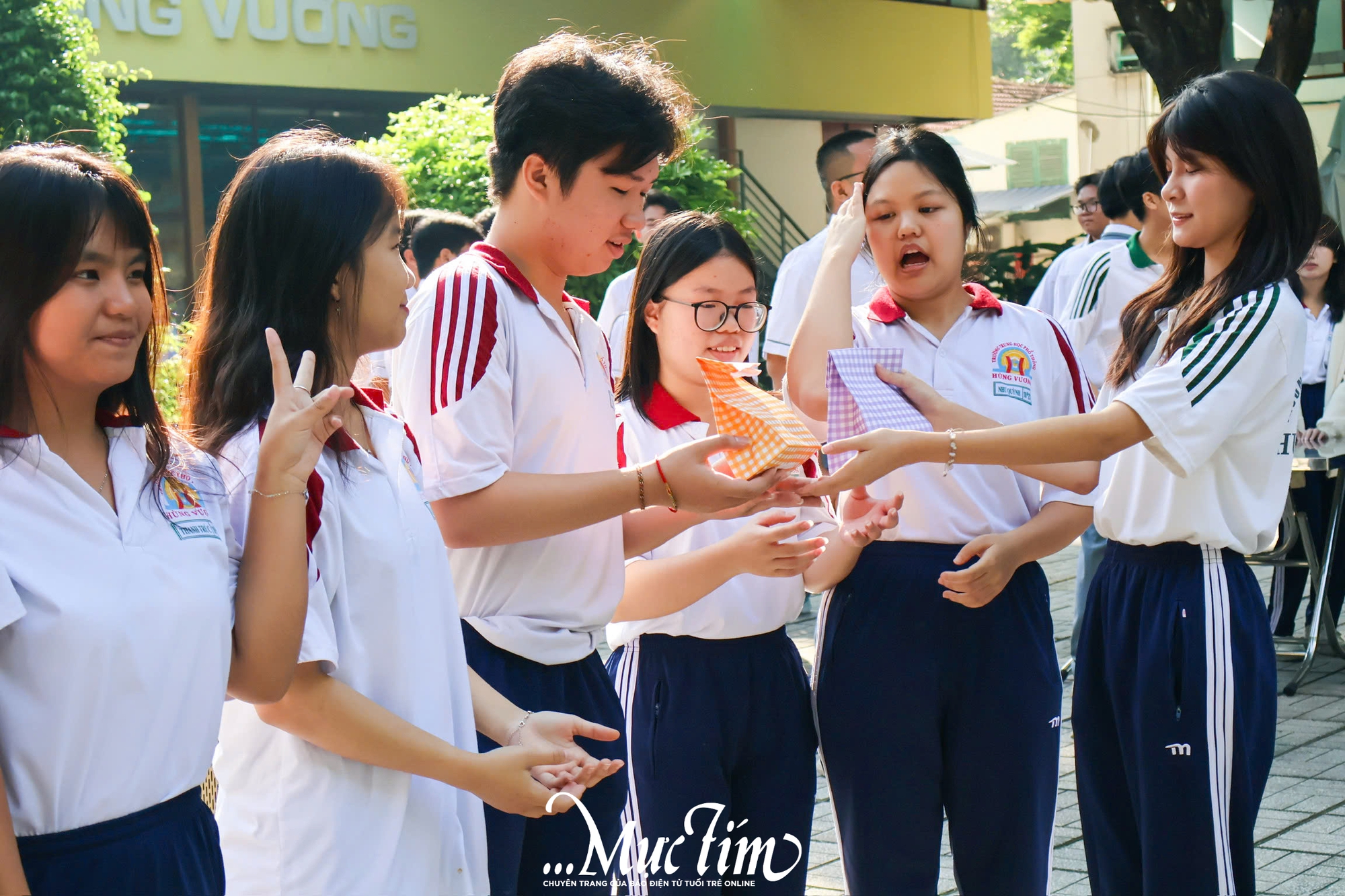 Học sinh Trường THPT Hùng Vương ‘Tiếp sức truyền thống’ trong giờ ra chơi vui vẻ - Ảnh 13.