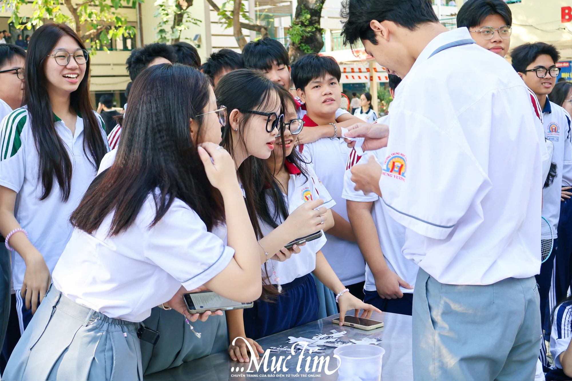 Học sinh Trường THPT Hùng Vương ‘Tiếp sức truyền thống’ trong giờ ra chơi vui vẻ - Ảnh 8.