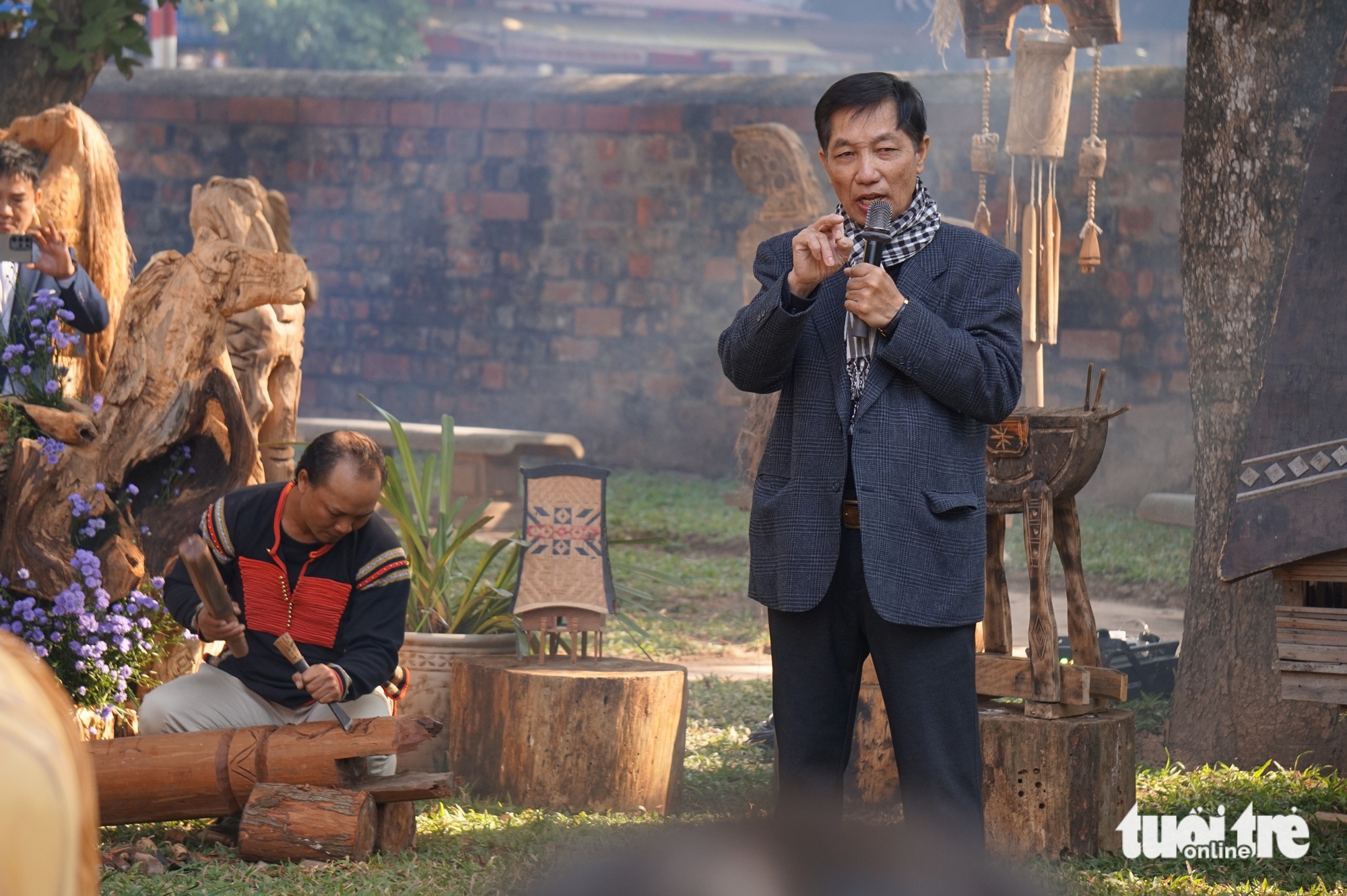 Ngựa về phố - Ảnh 1.