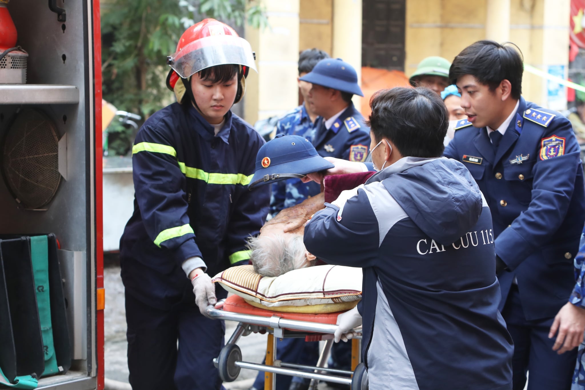 Cháy căn nhà 7 tầng ở Hà Nội: Chủ nhà nhảy từ tầng 6 xuống đã tử vong tại bệnh viện - Ảnh 1.