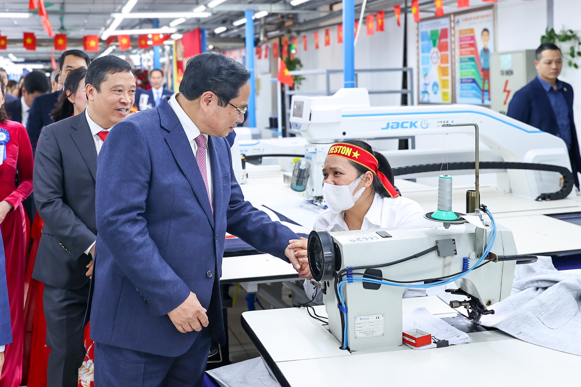 Thủ tướng: Từ nước thiếu ăn thiếu mặc, Việt Nam xuất khẩu gạo và dệt may hàng đầu thế giới - Ảnh 1.