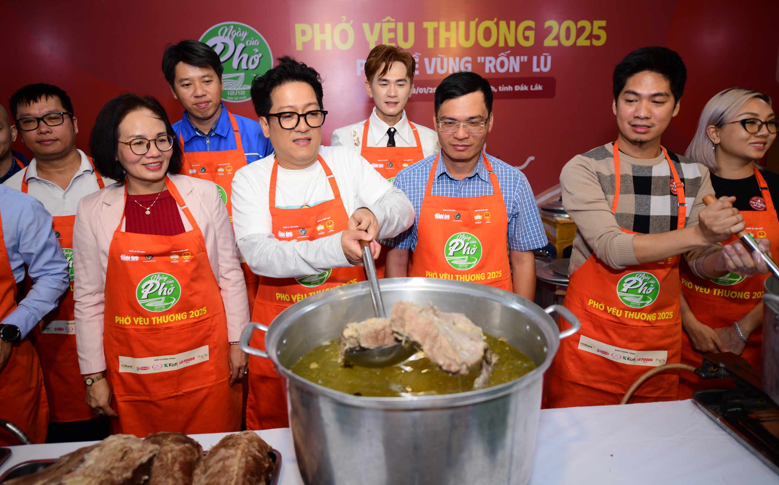 Mang Phở yêu thương đến vùng rốn lũ - Ảnh 1. Phở yêu thương - Ảnh 1.