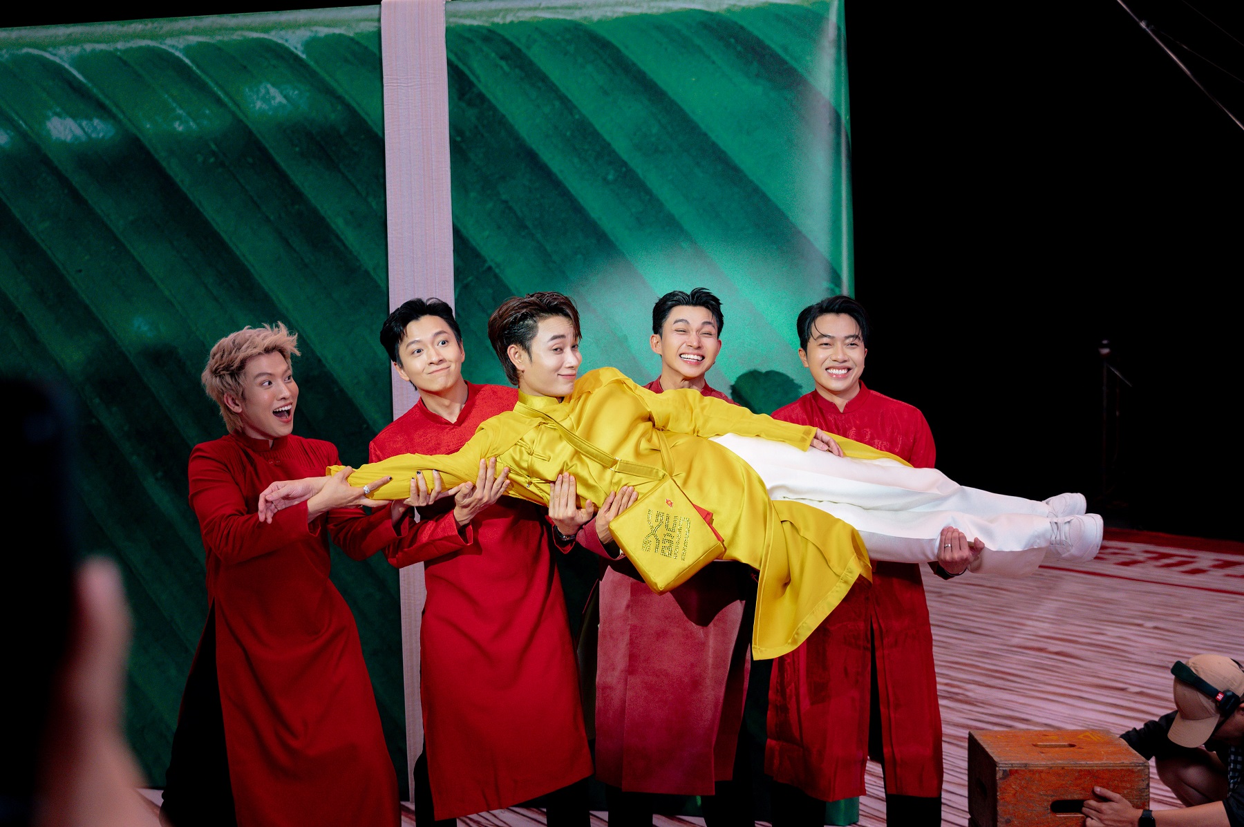 Mời đến 68 nghệ sĩ đóng MV, Trúc Nhân đã làm điều đó như thế nào?- Ảnh 7.