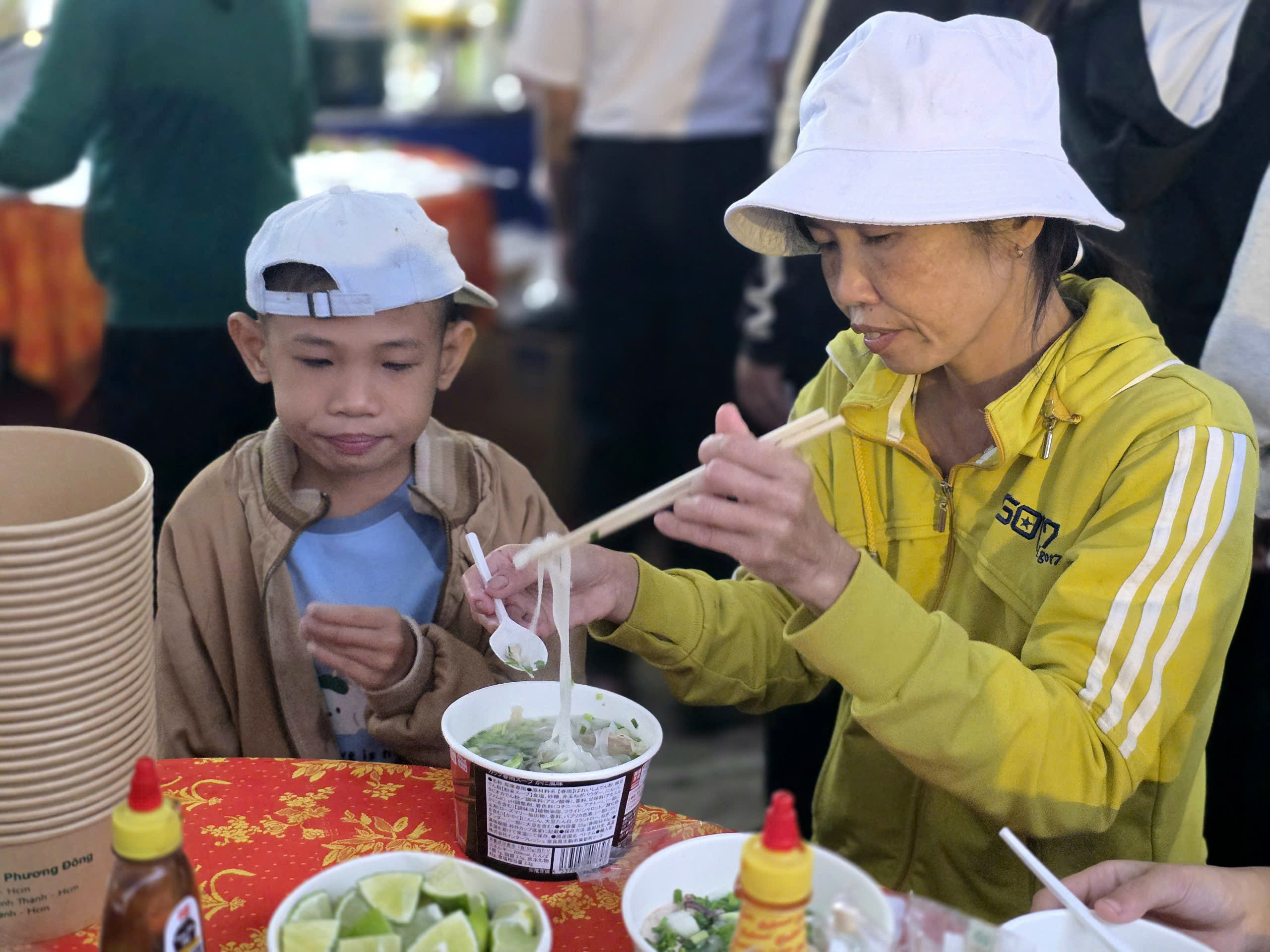 Học sinh Hòa Thịnh lần đầu thử phở gà, nhớ lắm tô phở nóng trong những ngày bão lũ - Ảnh 6. Hòa Thịnh - Ảnh 8.