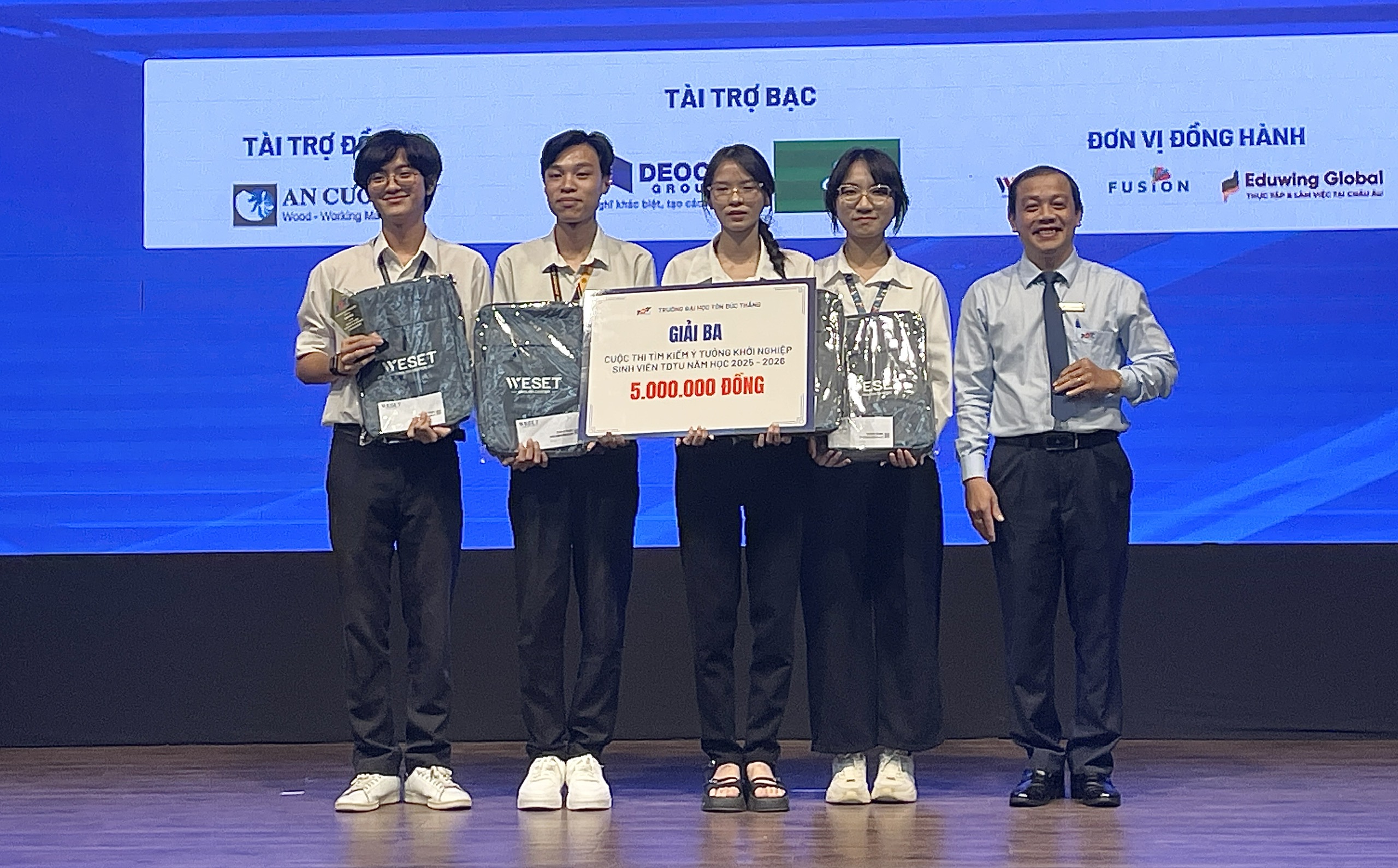 Sinh viên sáng chế lõi lọc bụi mịn từ nhựa tái sinh - Ảnh 1.