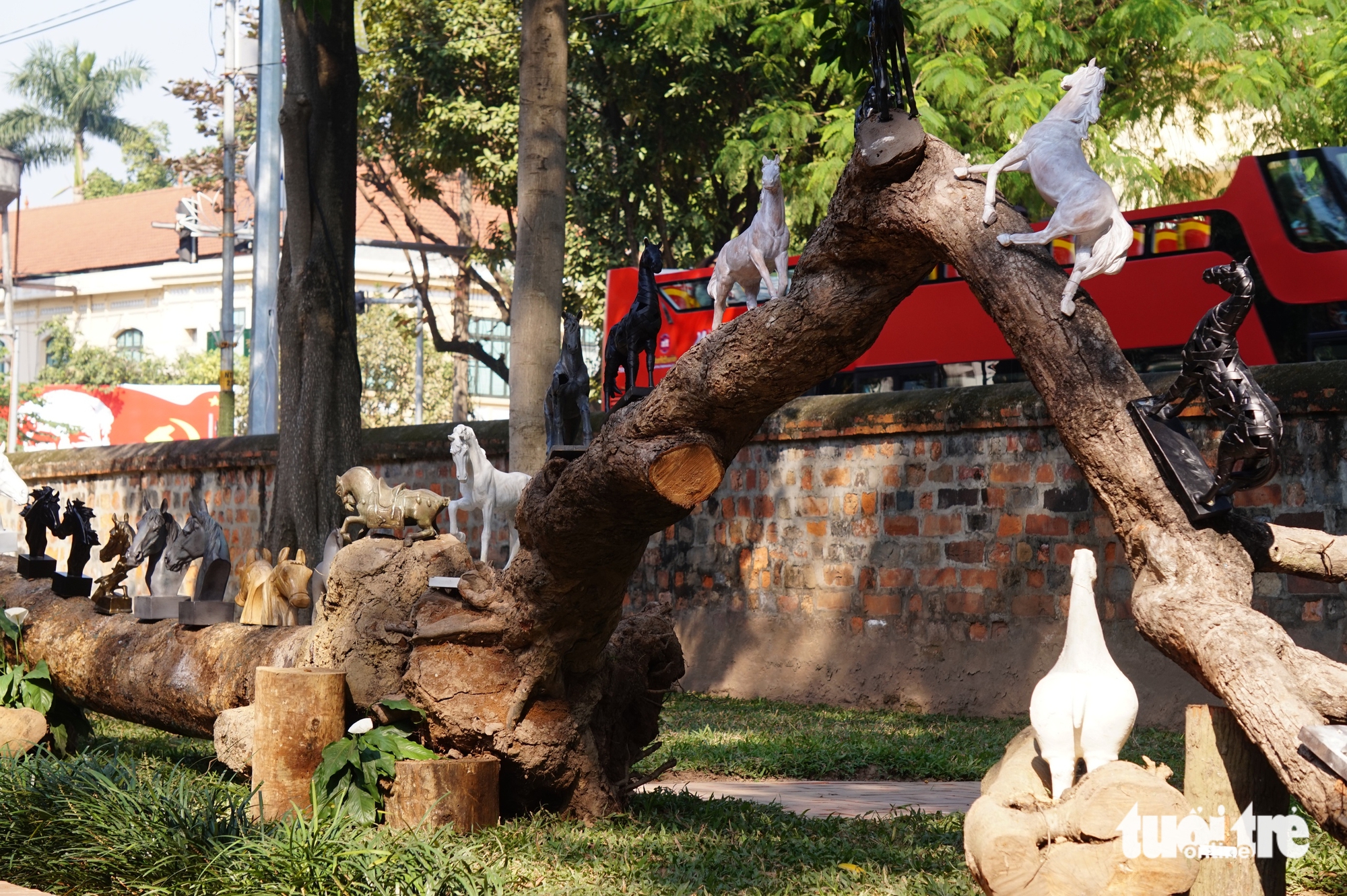 Vietnam folk wood sculptures showcased at Hanoi heritage site- Ảnh 7.