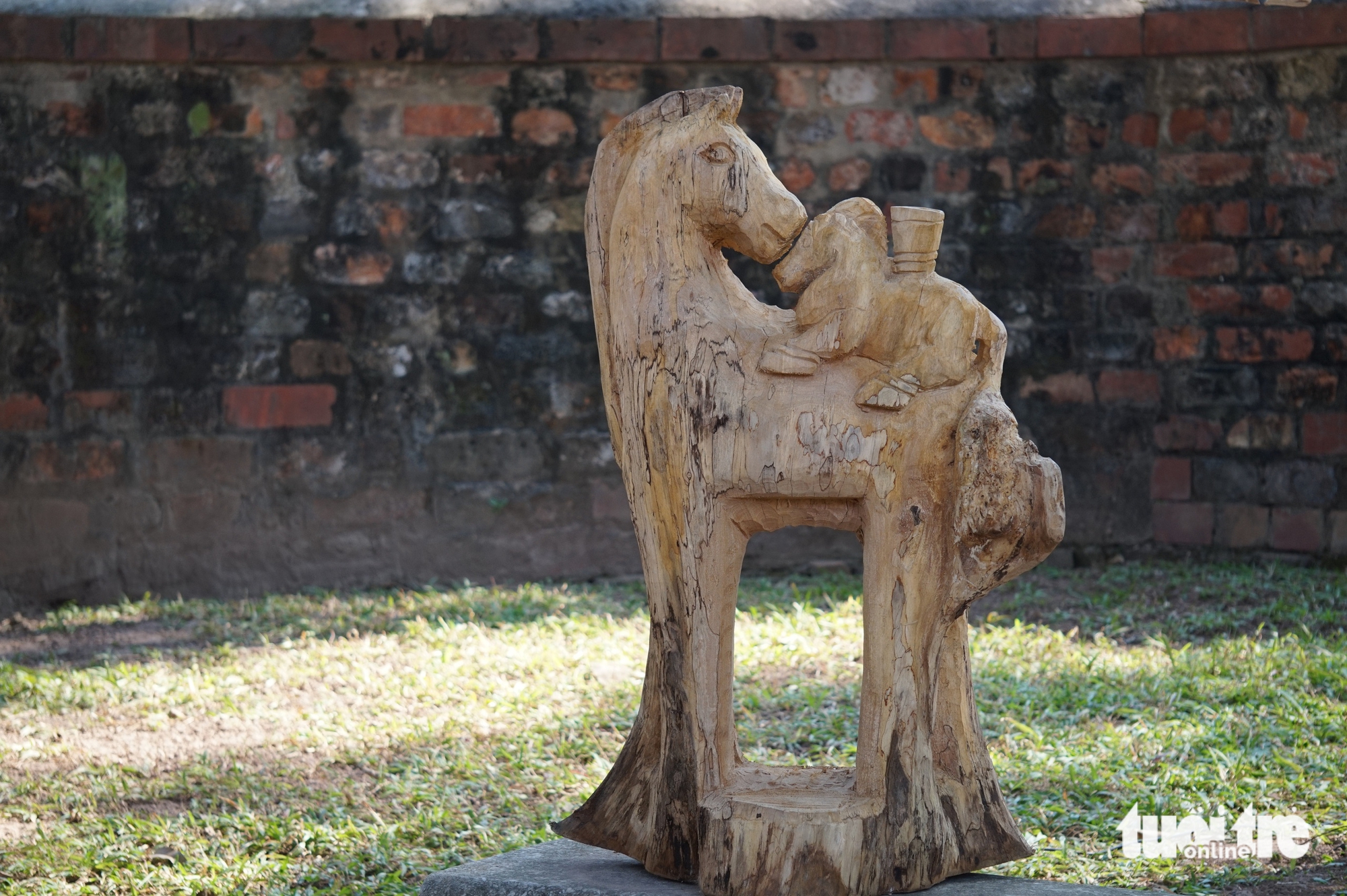 Vietnam folk wood sculptures showcased at Hanoi heritage site- Ảnh 4.